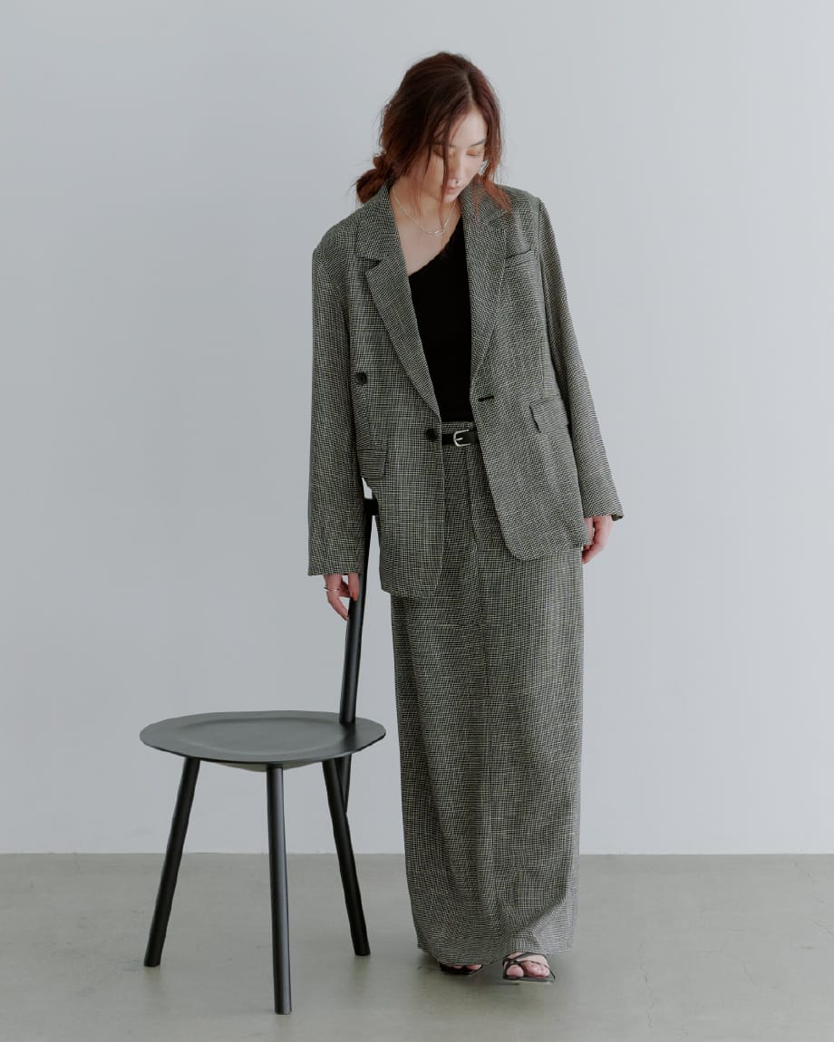 Outer Knit tops Skirt Shoes Accessoryを着用したモデル