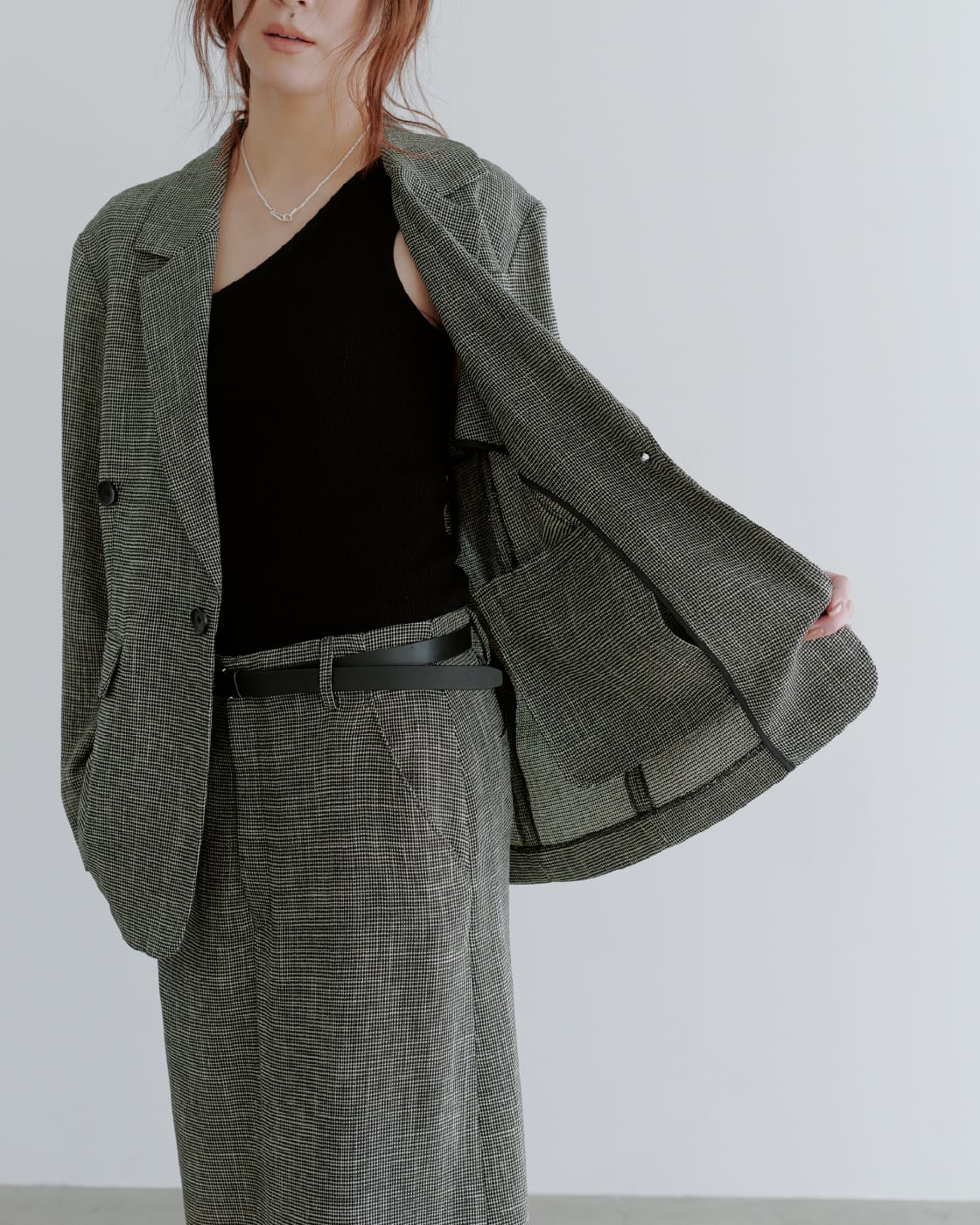 Outer Knit tops Skirt Shoes Accessoryを着用したモデル