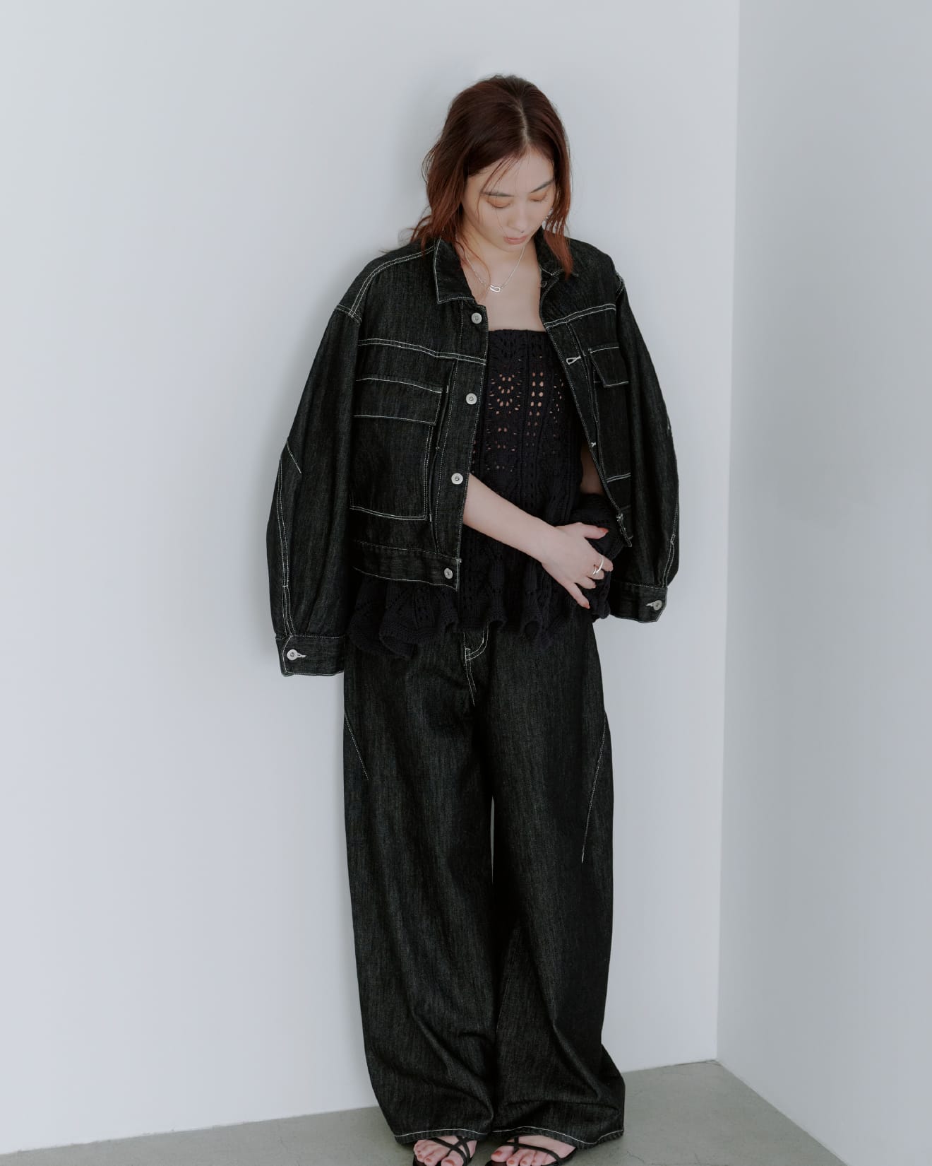 Outer Knit tops Pants Shoes Accessoryを着用したモデル