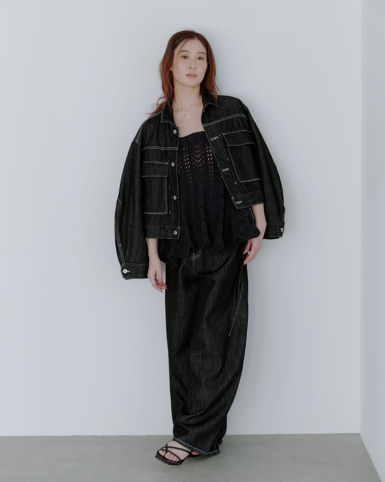 Outer Knit tops Pants Shoes Accessoryを着用したモデル