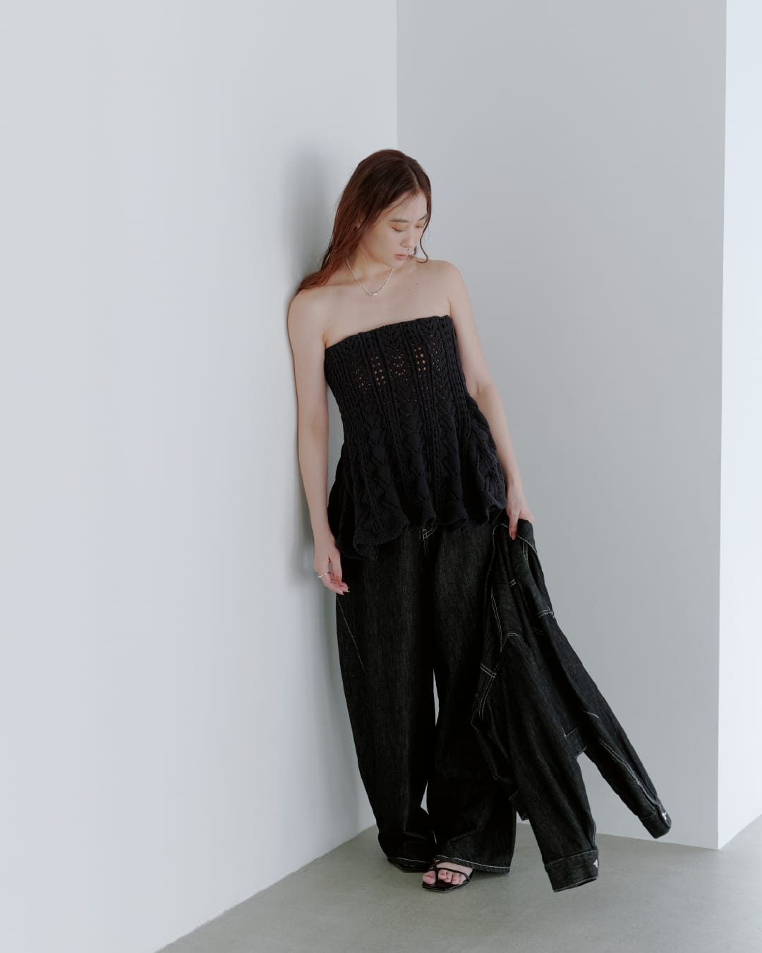 Outer Knit tops Pants Shoes Accessoryを着用したモデル