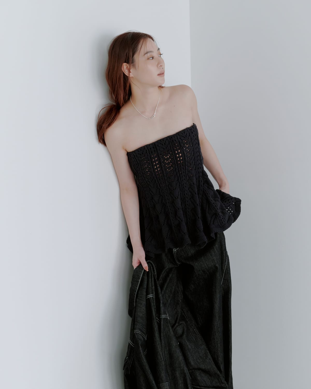 Outer Knit tops Pants Shoes Accessoryを着用したモデル