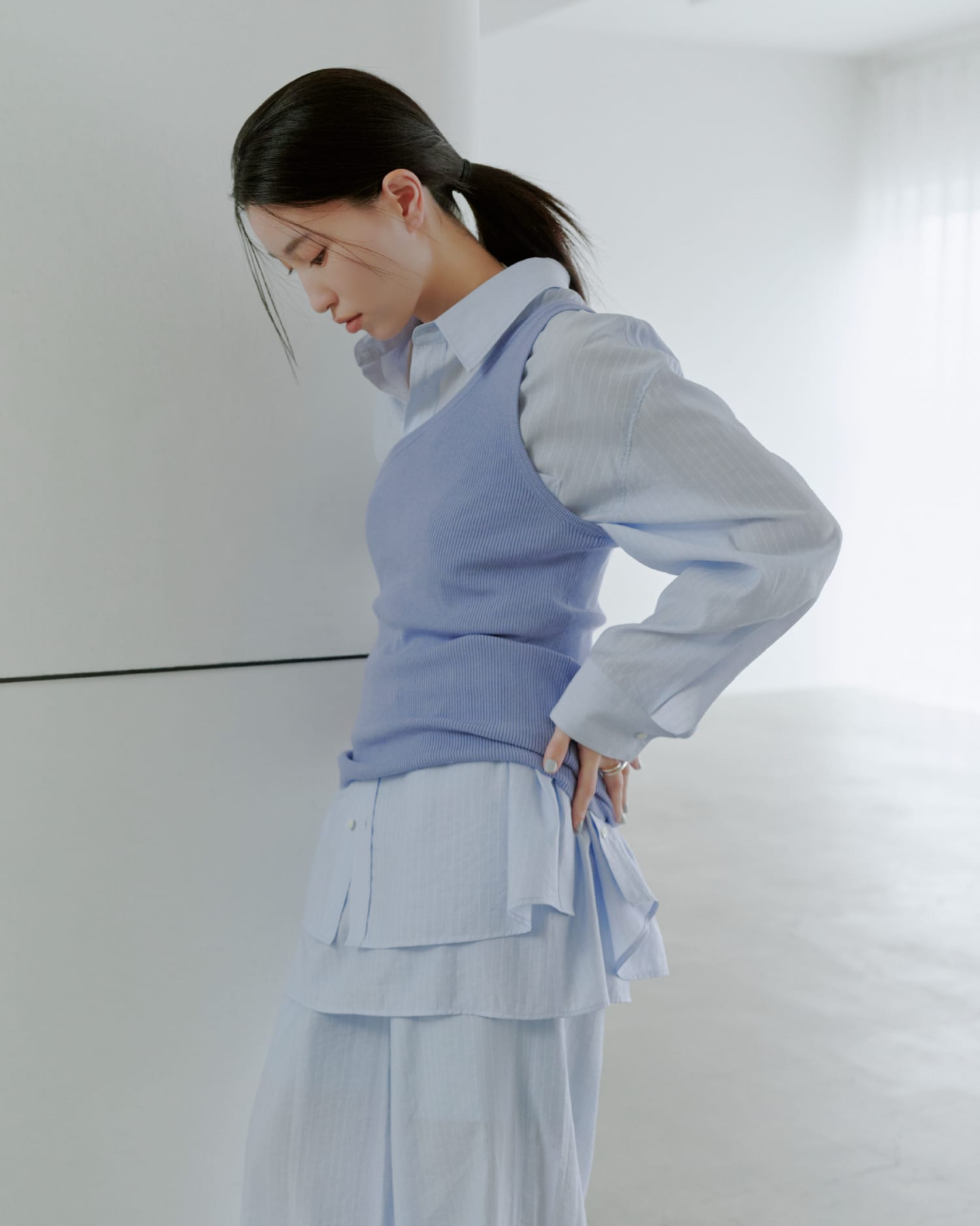 Knit tops Tops Pants Shoes Accessoryを着用したモデル