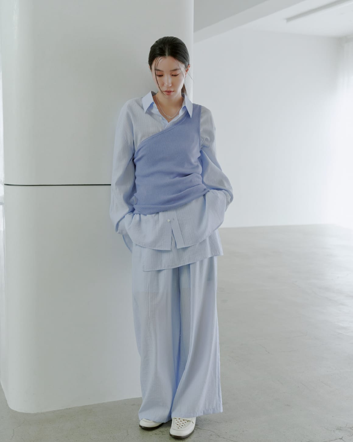 Knit tops Tops Pants Shoes Accessoryを着用したモデル