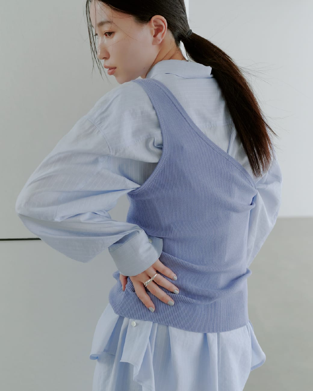 Knit tops Tops Pants Shoes Accessoryを着用したモデル