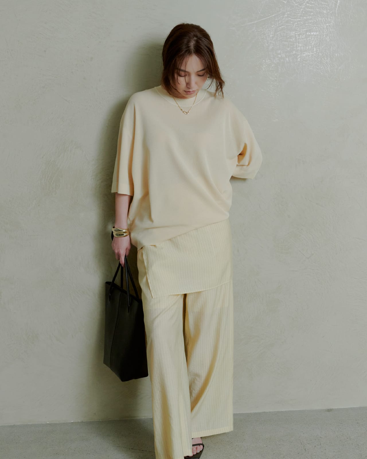 Knit tops Pants Shoes Bag Accessoryを着用したモデル