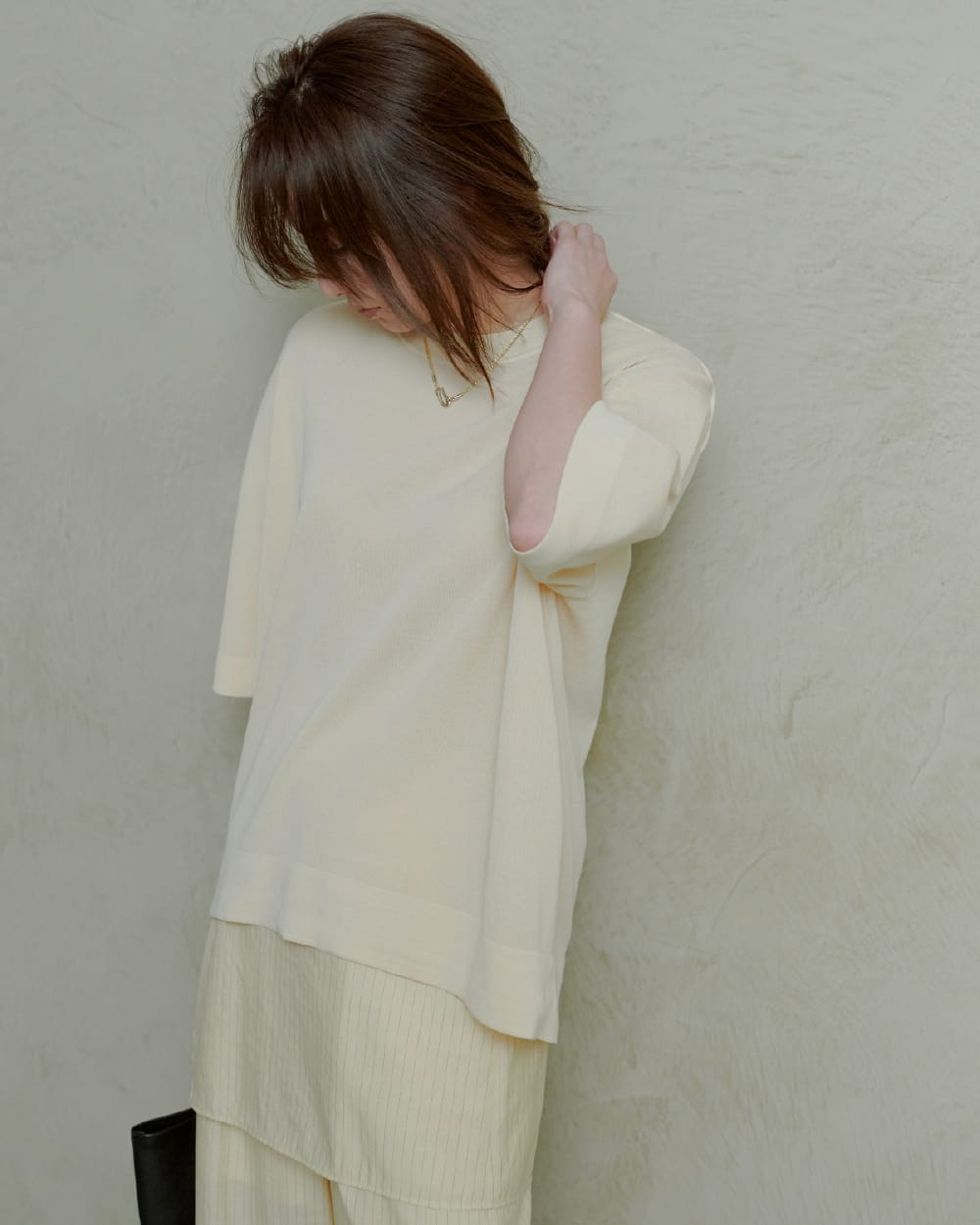 Knit tops Pants Shoes Bag Accessoryを着用したモデル