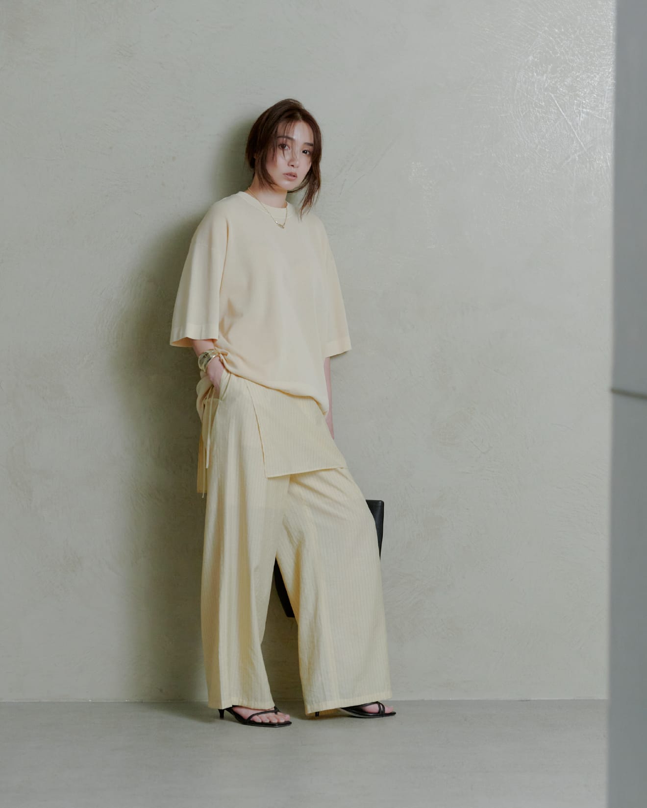 Knit tops Pants Shoes Bag Accessoryを着用したモデル