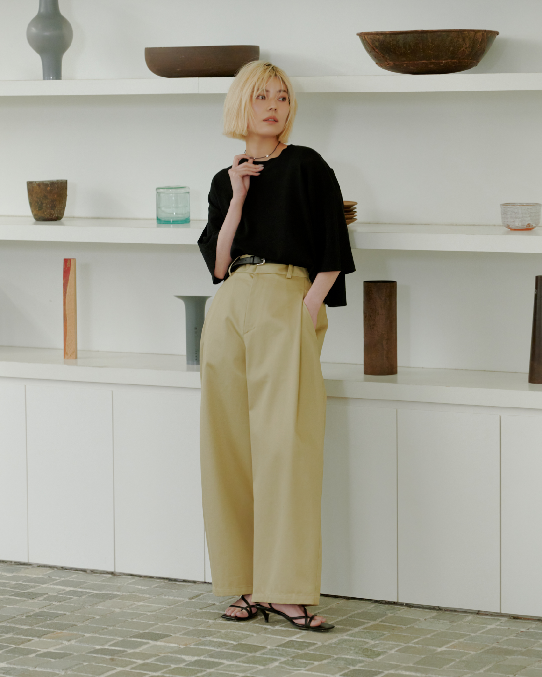 Outer シアーワイドニットT&ハイクオリティECOチノパンツ&レザートングストラップサンダル&コードネックレス&レザーベルトを着用したモデル