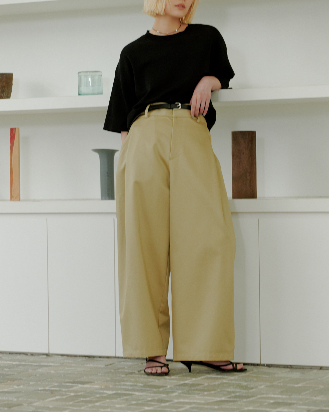 シアーワイドニットT&ハイクオリティECOチノパンツ&レザートングストラップサンダル&コードネックレス&レザーベルトを着用したモデル