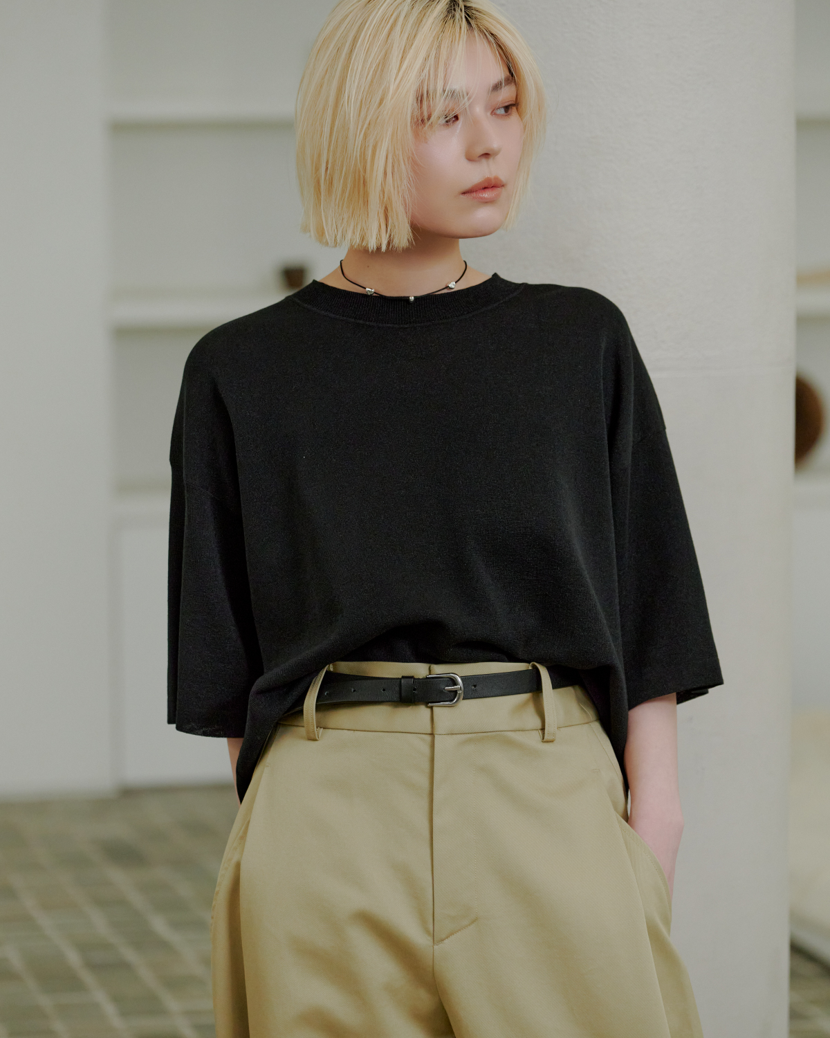 Outer シアーワイドニットT&ハイクオリティECOチノパンツ&レザートングストラップサンダル&コードネックレス&レザーベルトを着用したモデル