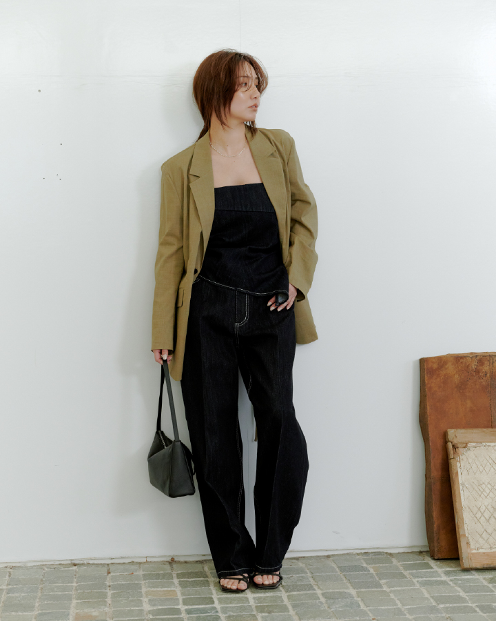 リネン混シアージャケット&デニムドレープラインビスチェ&ストレートカーブデニムパンツ&レザートングストラップサンダル&レザーワンハンドルバッグを着用したモデル