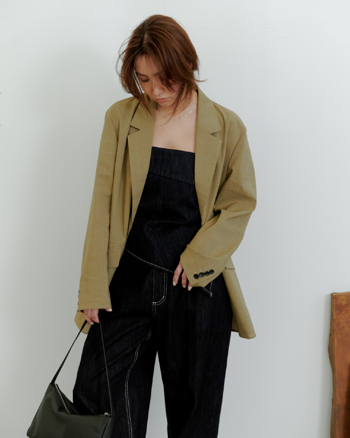 リネン混シアージャケット&デニムドレープラインビスチェ&ストレートカーブデニムパンツ&レザートングストラップサンダル&レザーワンハンドルバッグを着用したモデル