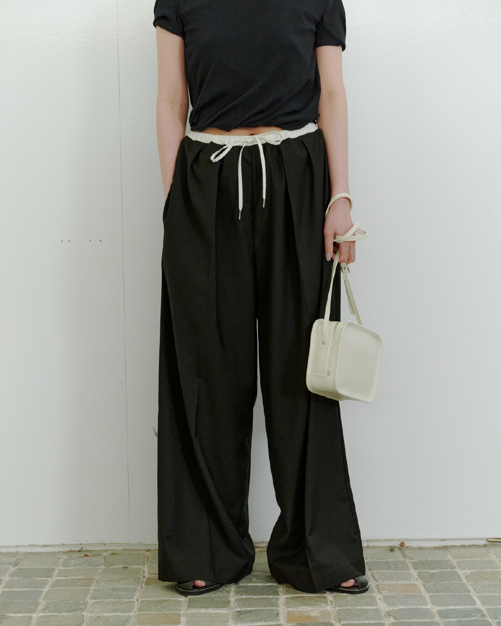 Outer Knit tops Skirt Shoes Accessoryを着用したモデル