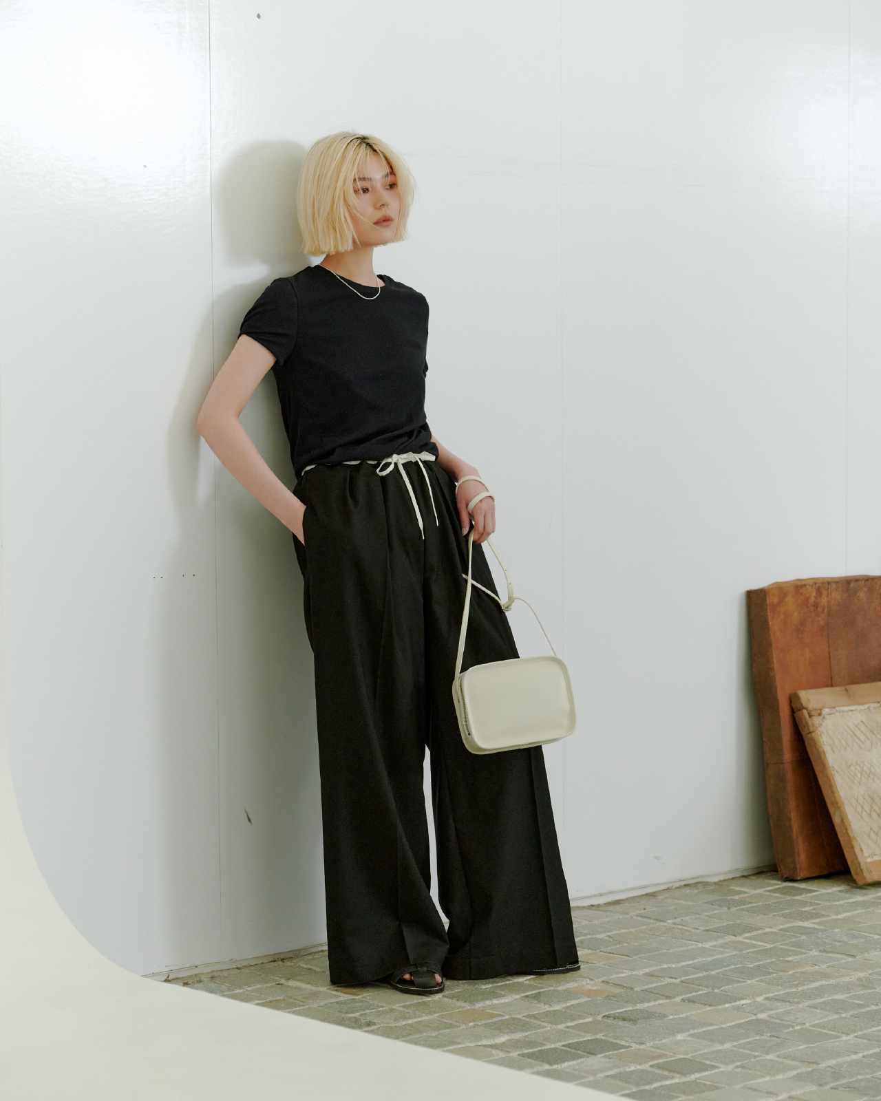 Outer Knit tops Skirt Shoes Accessoryを着用したモデル