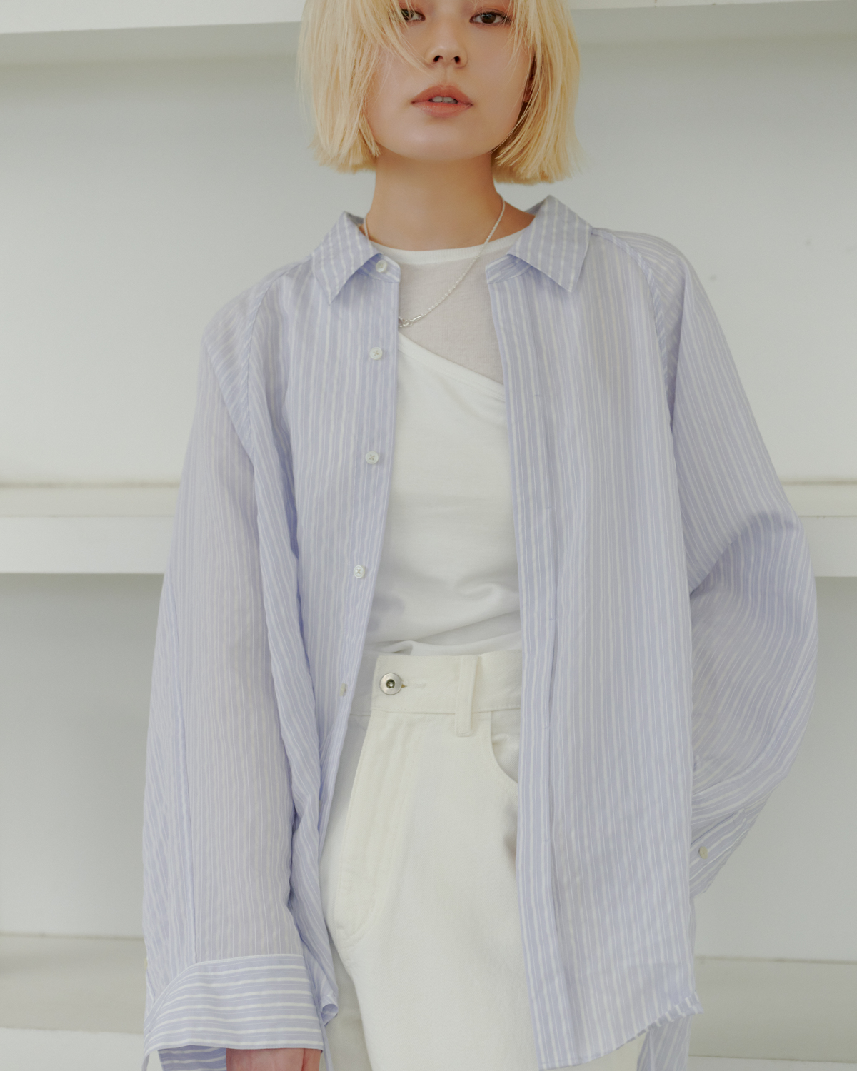 ワイドスリーブリラックスシャツ&カップインレイヤードタンク&裾折り返しストレートデニム&レザートングストラップサンダル&チェーンネックレス&レザーワンハンドルバッグを着用したモデル