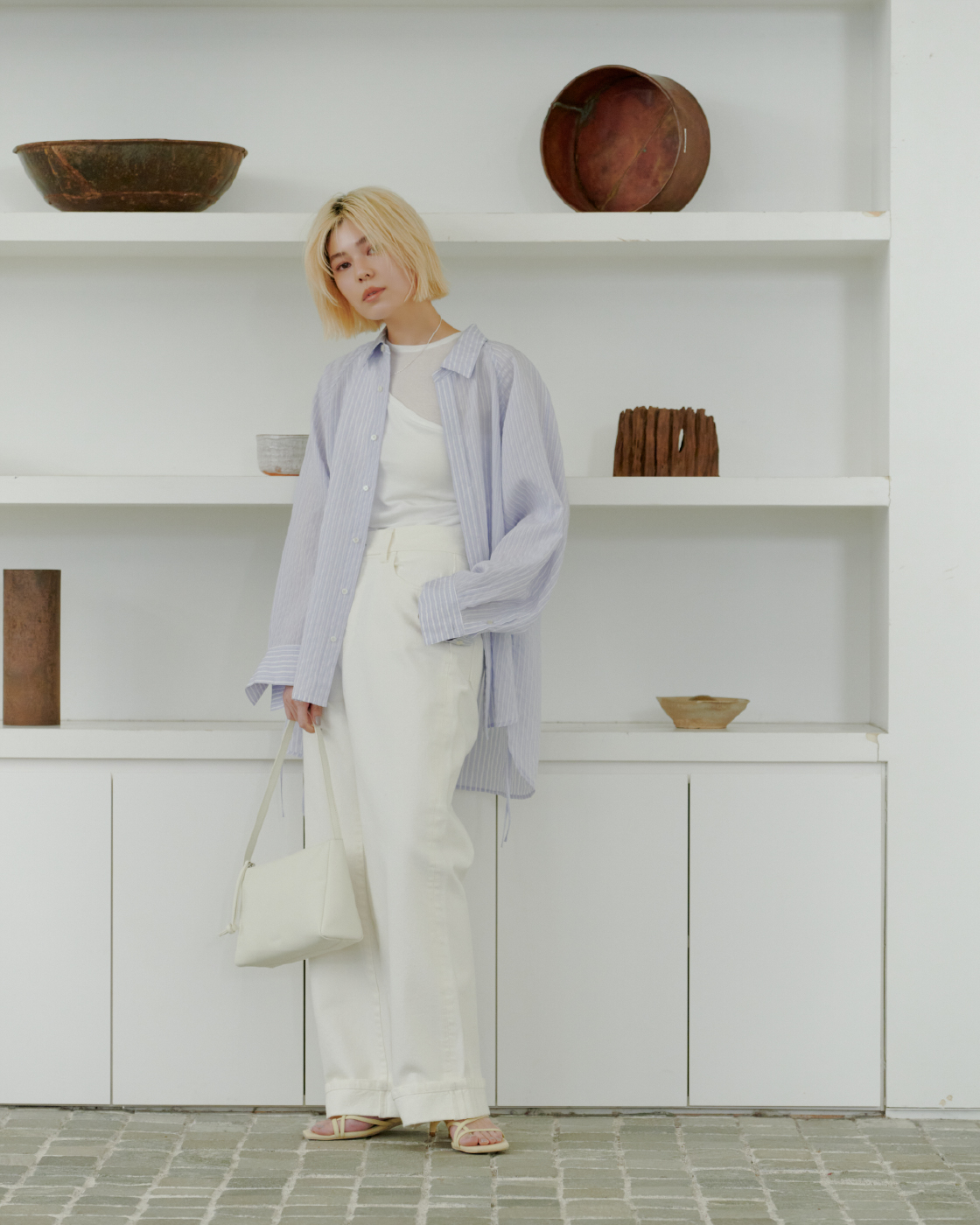 ワイドスリーブリラックスシャツ&カップインレイヤードタンク&裾折り返しストレートデニム&レザートングストラップサンダル&チェーンネックレス&レザーワンハンドルバッグを着用したモデル