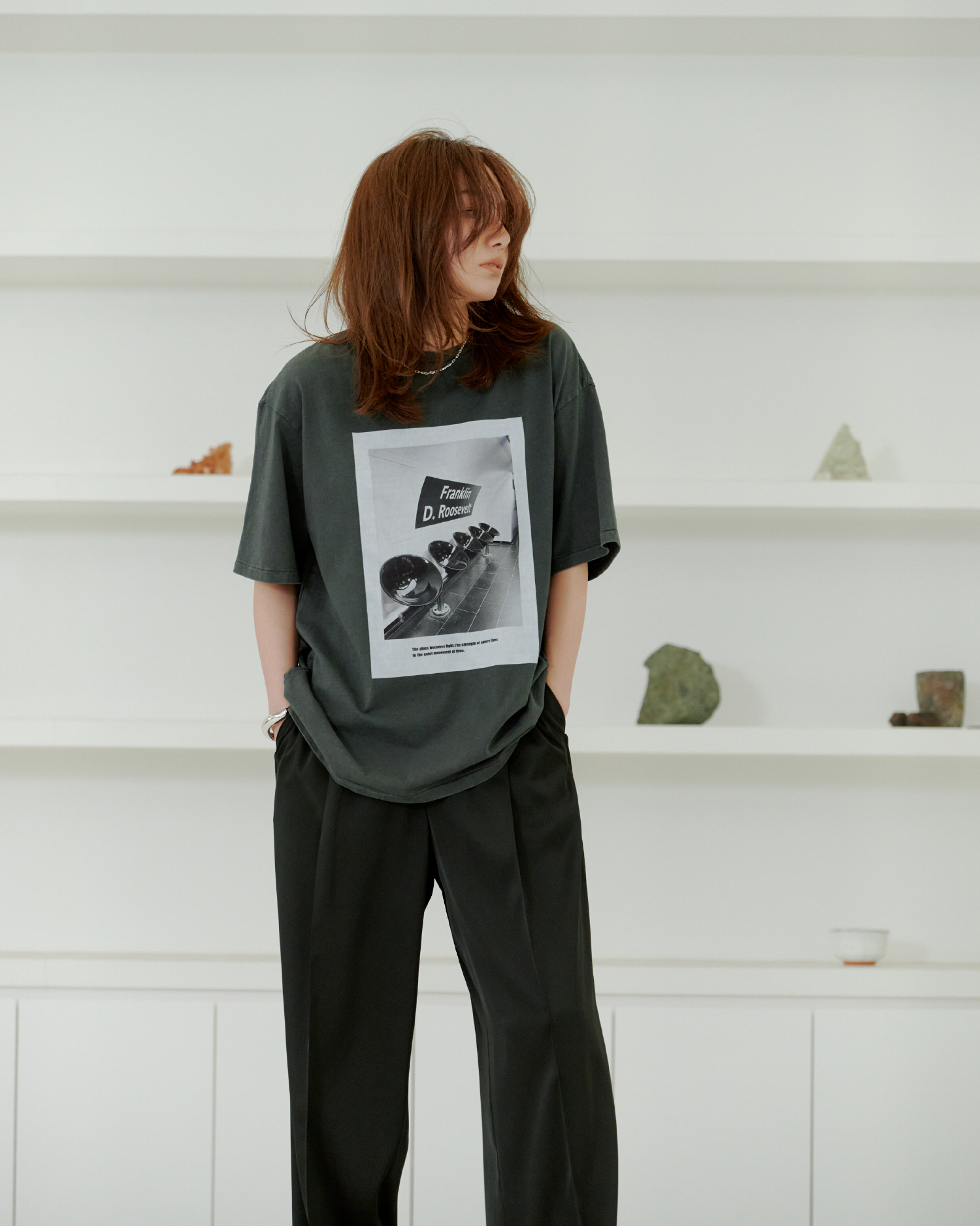 ヴィンテージライクプリントTシャツ&メタルバックルバレルパンツ&レザートングストラップサンダル&チェーンネックレスを着用したモデル