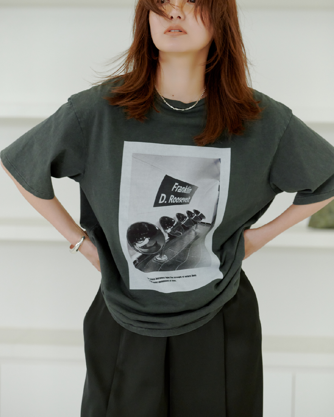 ヴィンテージライクプリントTシャツ&メタルバックルバレルパンツ&レザートングストラップサンダル&チェーンネックレスを着用したモデル