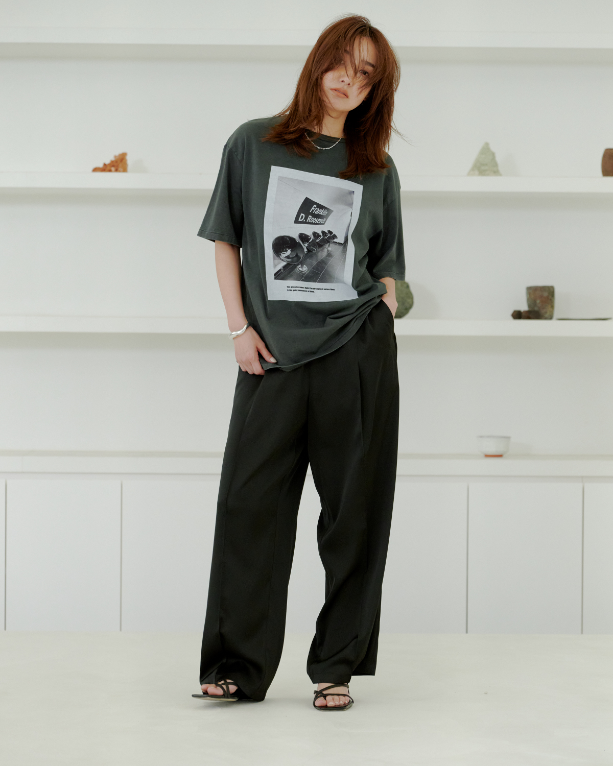 ヴィンテージライクプリントTシャツ&メタルバックルバレルパンツ&レザートングストラップサンダル&チェーンネックレスを着用したモデル