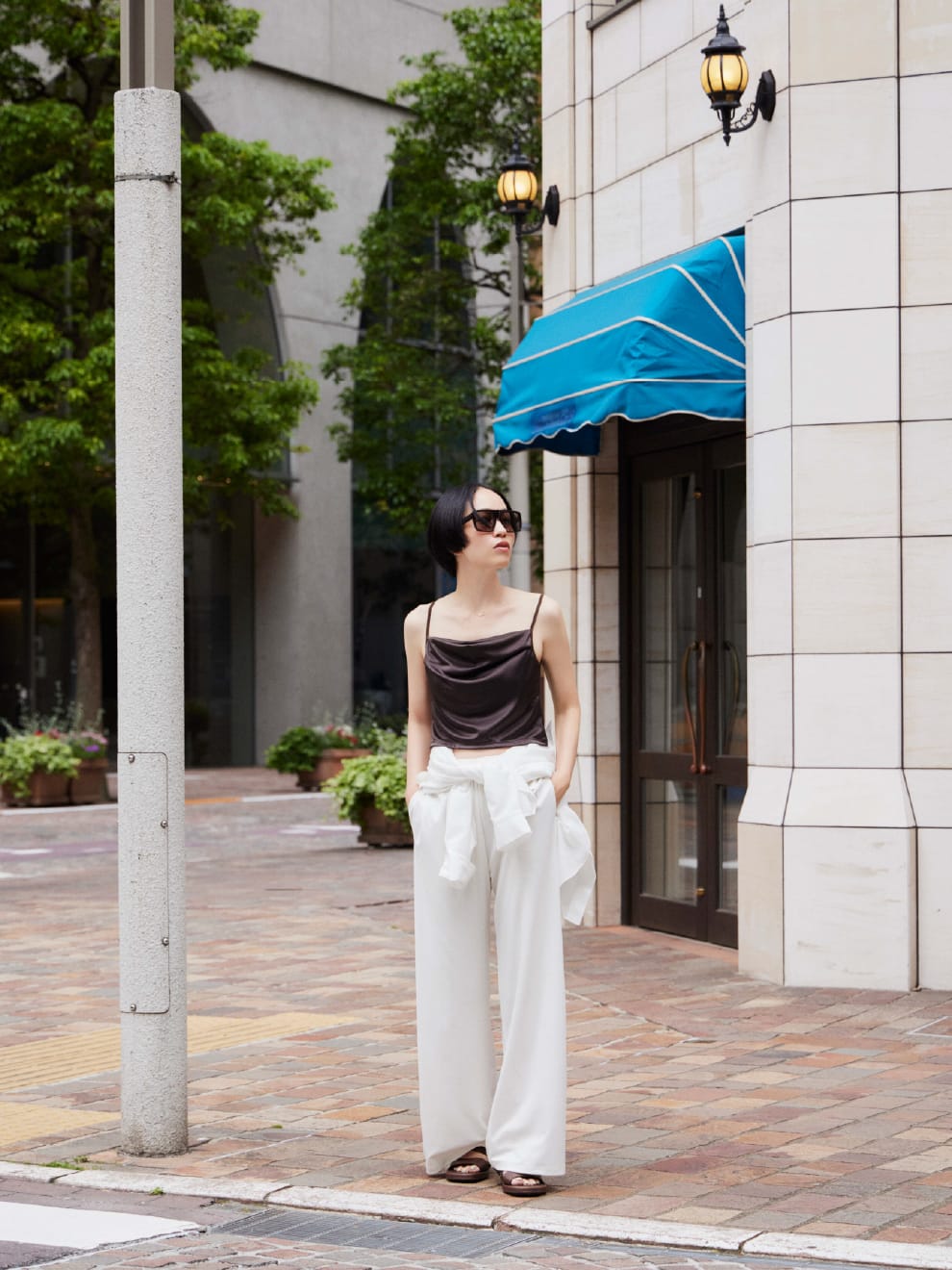 Tops Shirt Pantsを着用したモデル