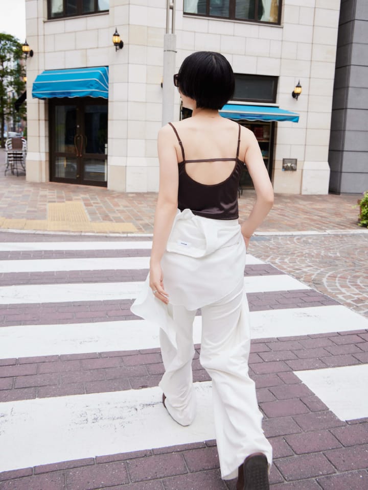 Tops Shirt Pantsを着用したモデル