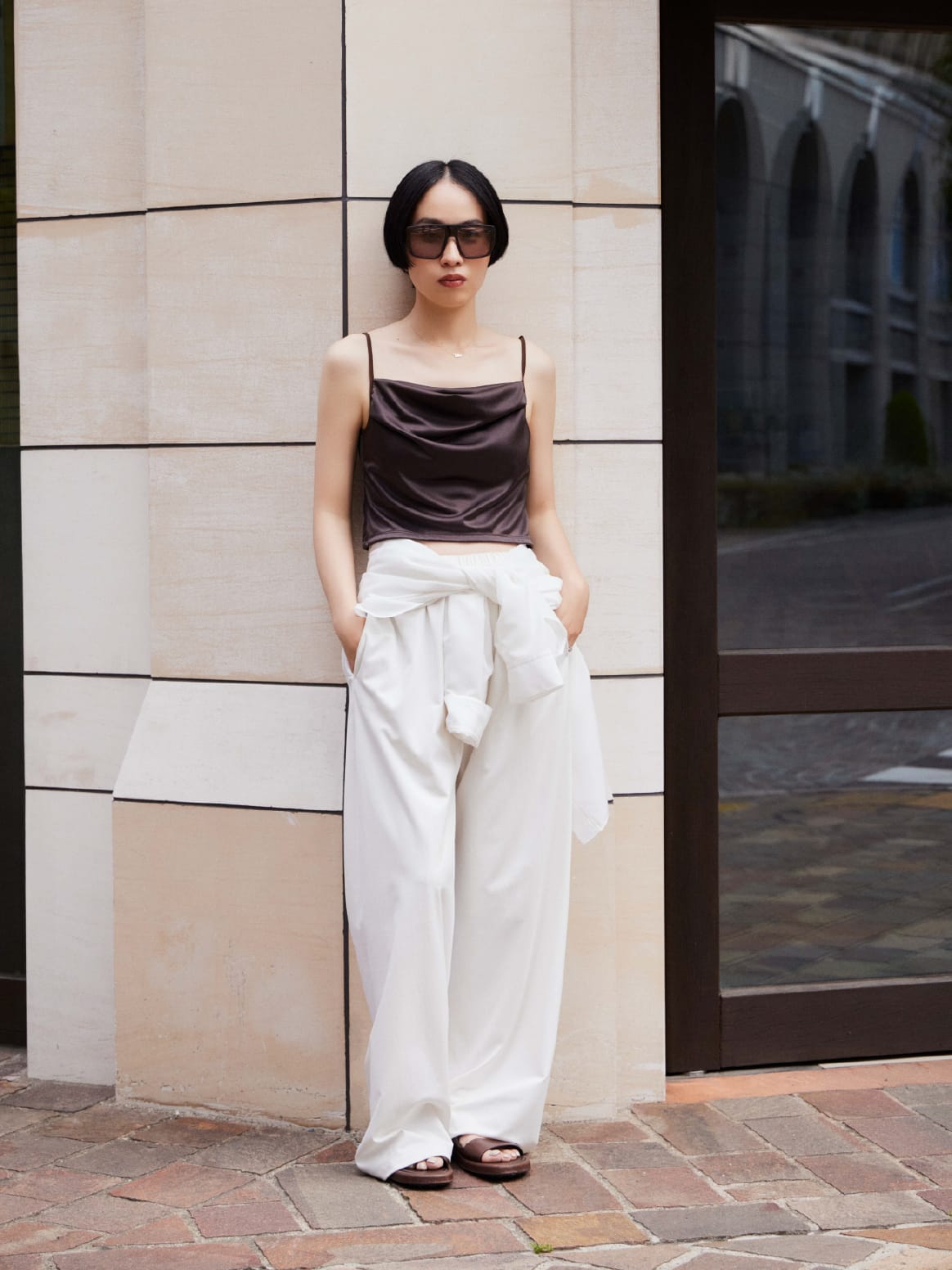 Tops Shirt Pantsを着用したモデル