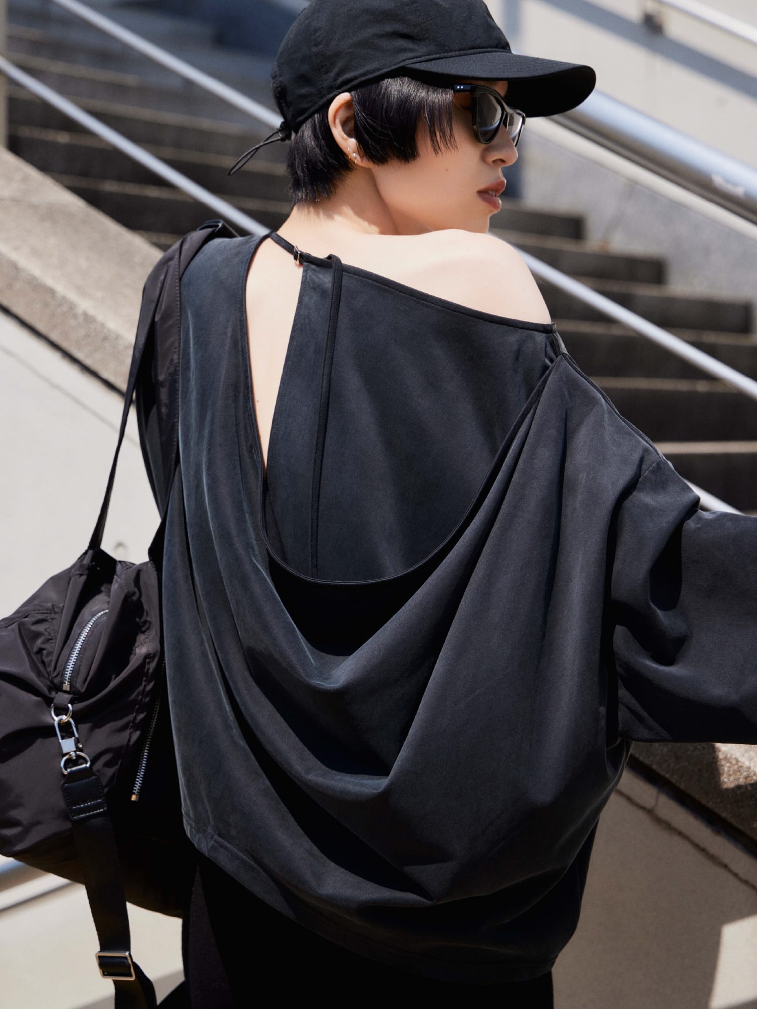 Tops Cap Bagを着用したモデル