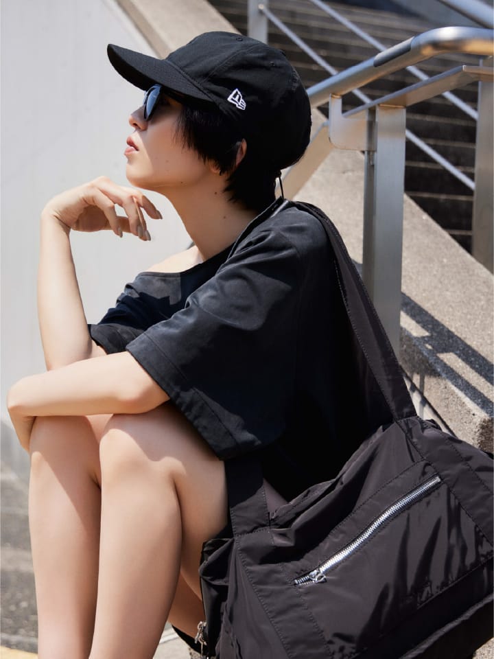 Tops Cap Bagを着用したモデル