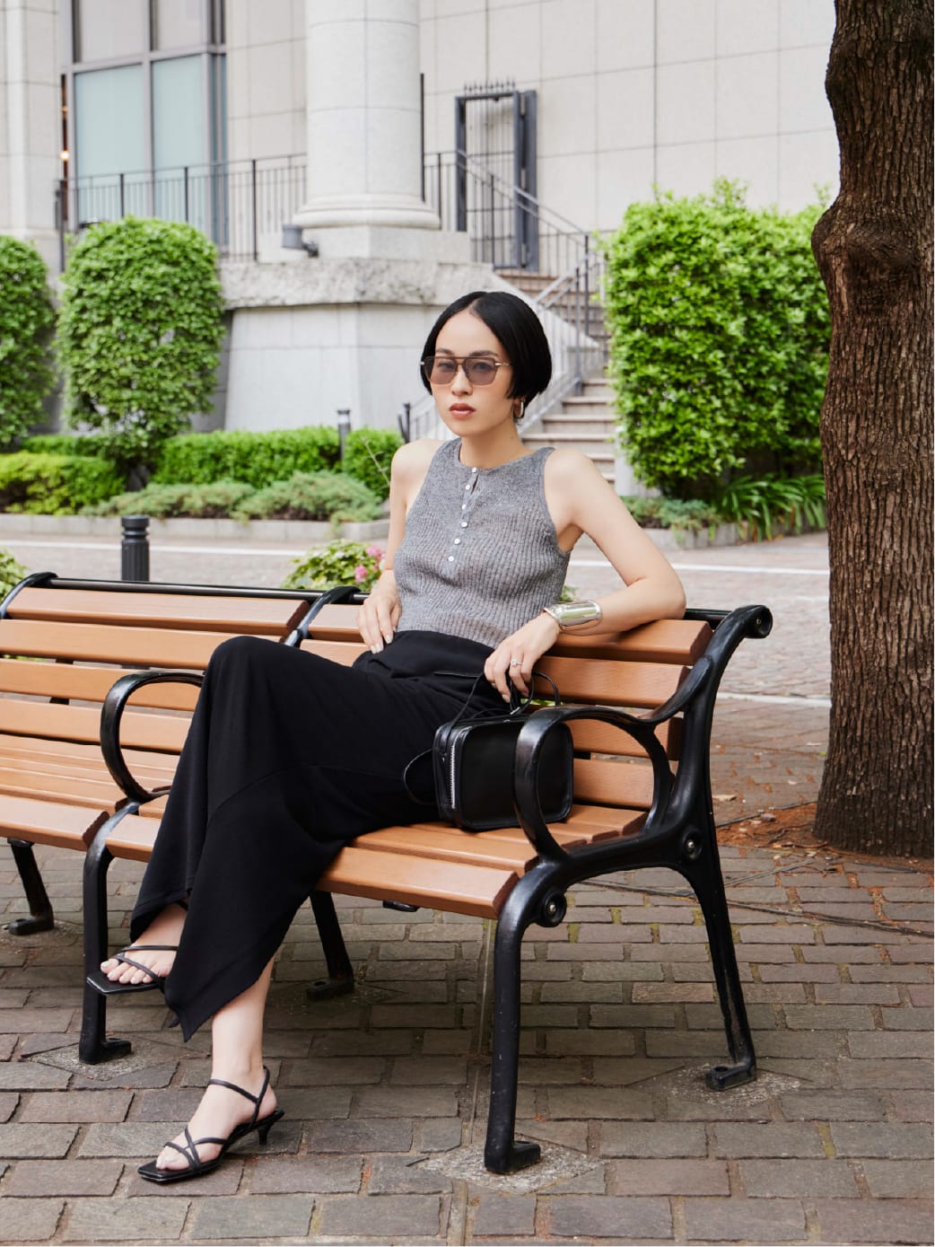 Knit Skirt Bag Shoesを着用したモデル