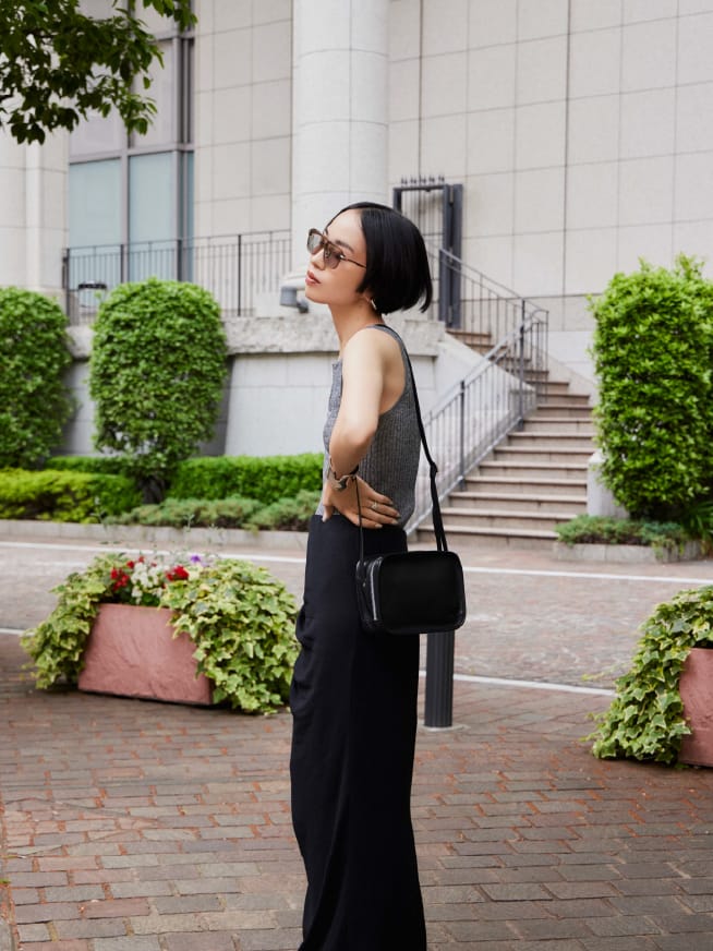 Knit Skirt Bag Shoesを着用したモデル