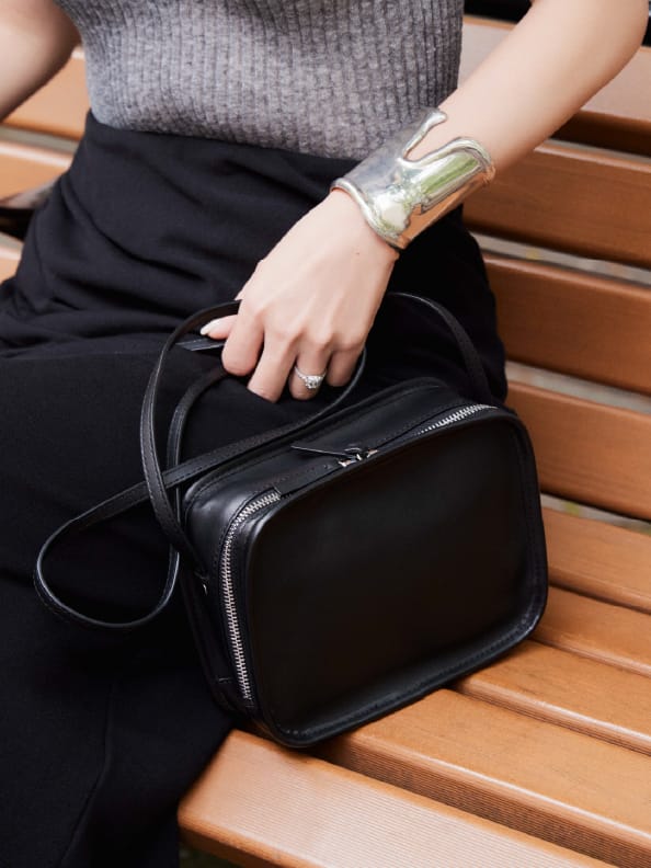 Knit Skirt Bag Shoesを着用したモデル