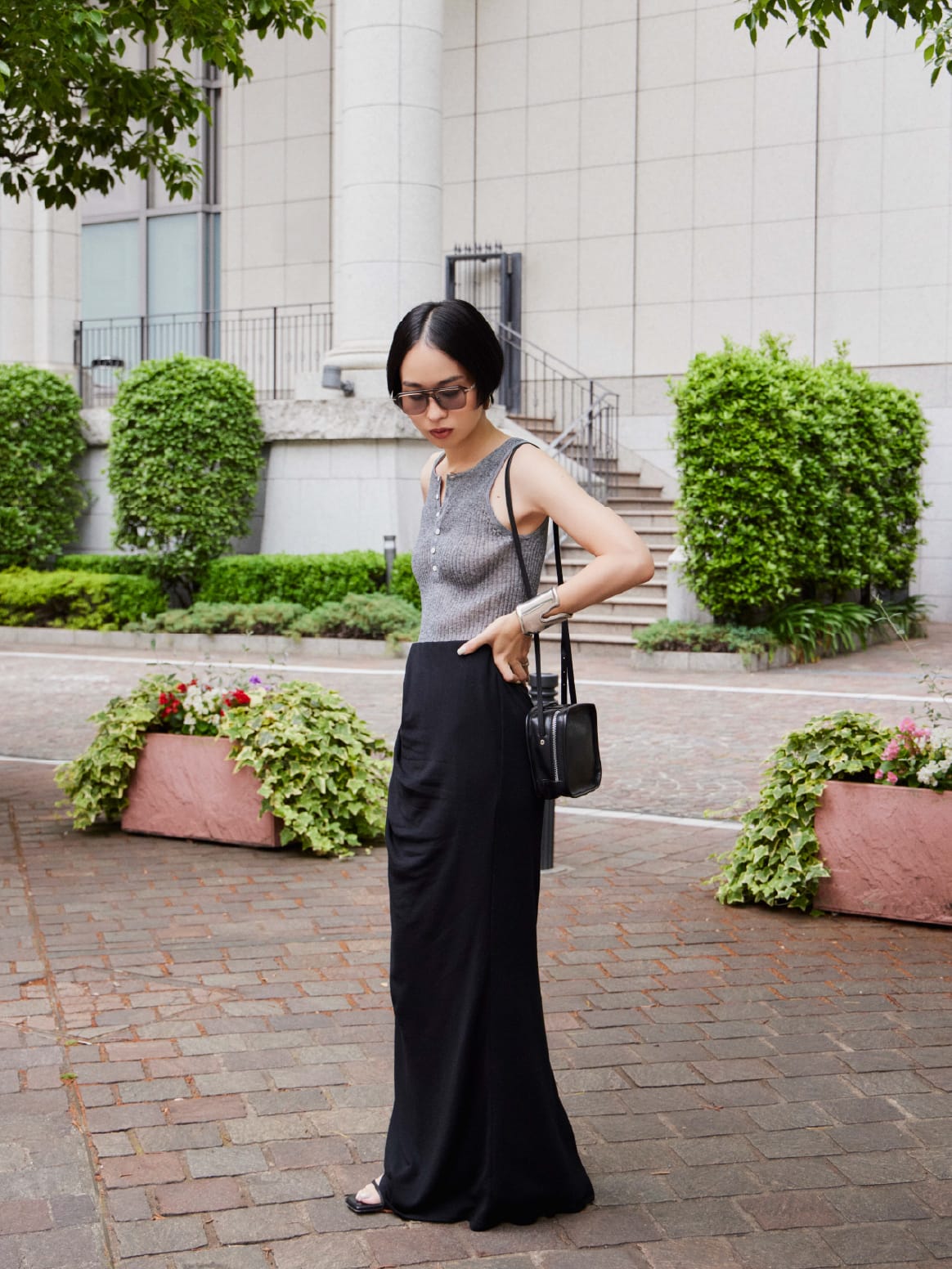 Knit Skirt Bag Shoesを着用したモデル