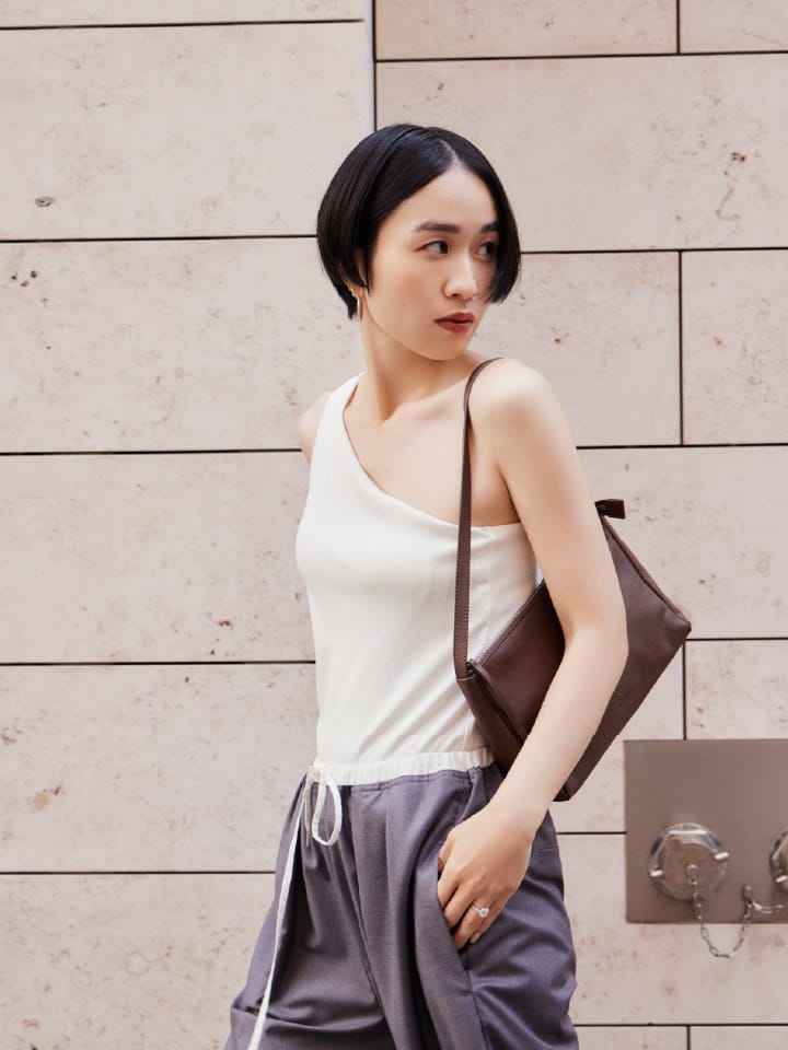 Tops Pants Bag Shoesを着用したモデル