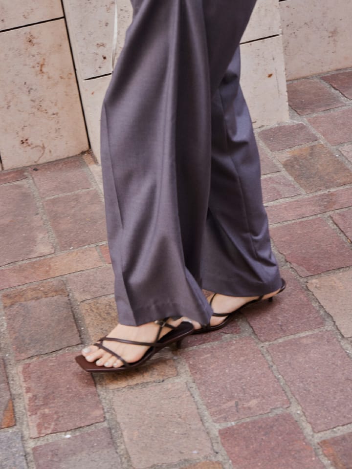 Tops Pants Bag Shoesを着用したモデル
