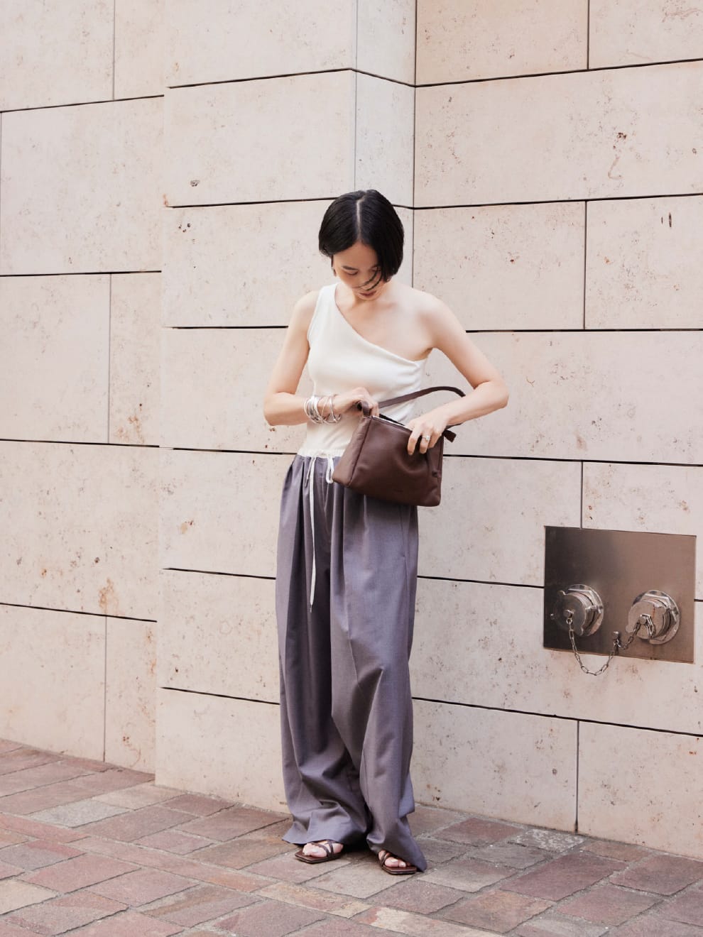 Tops Pants Bag Shoesを着用したモデル