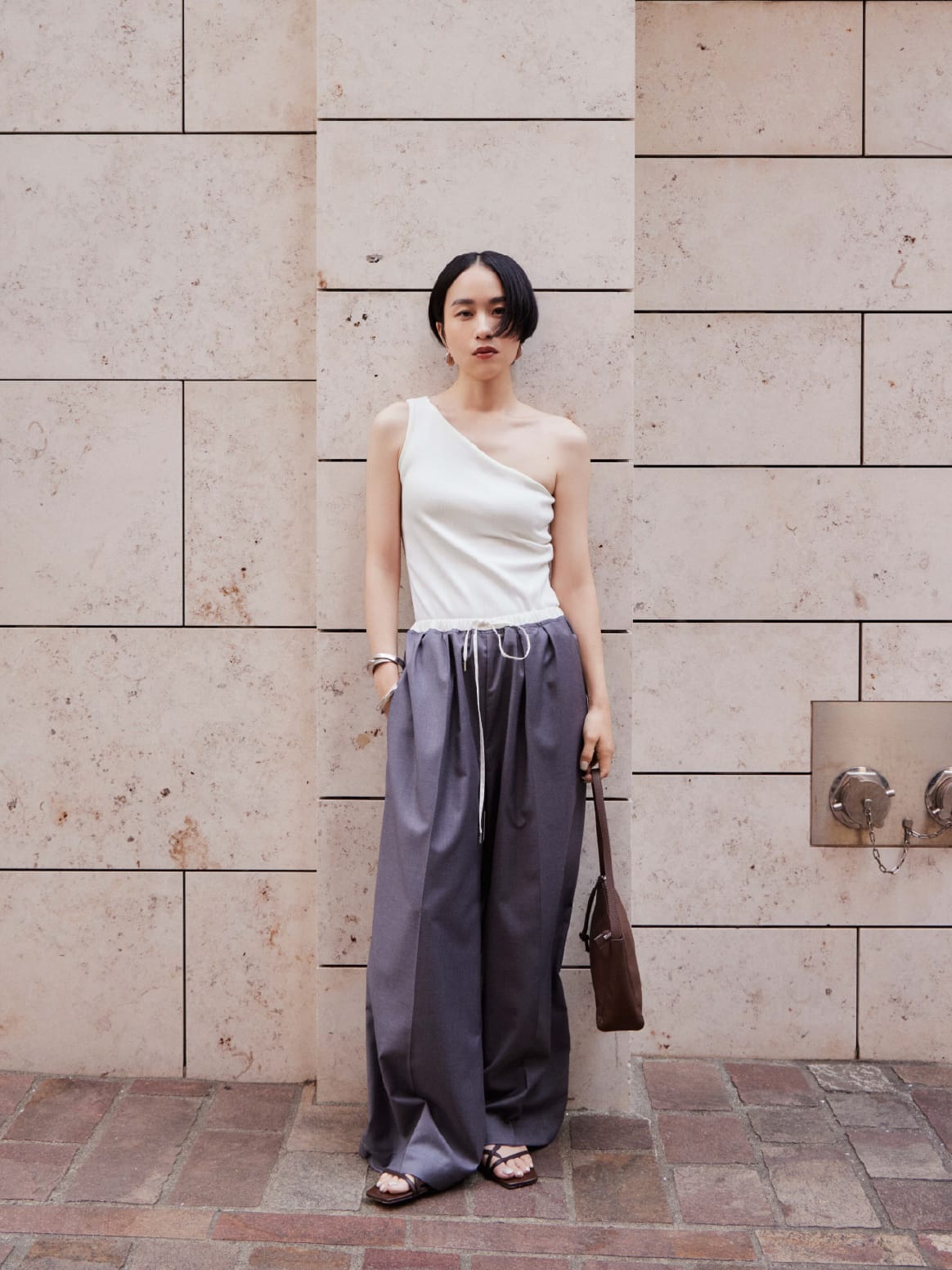 Tops Pants Bag Shoesを着用したモデル