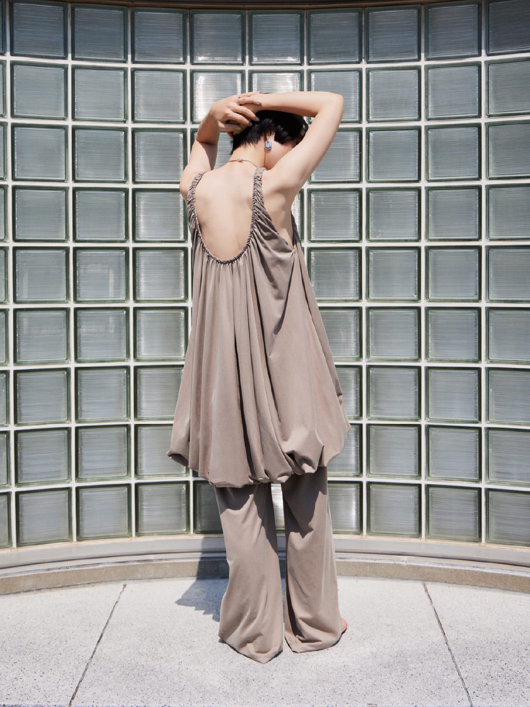 Dress Pantsを着用したモデル