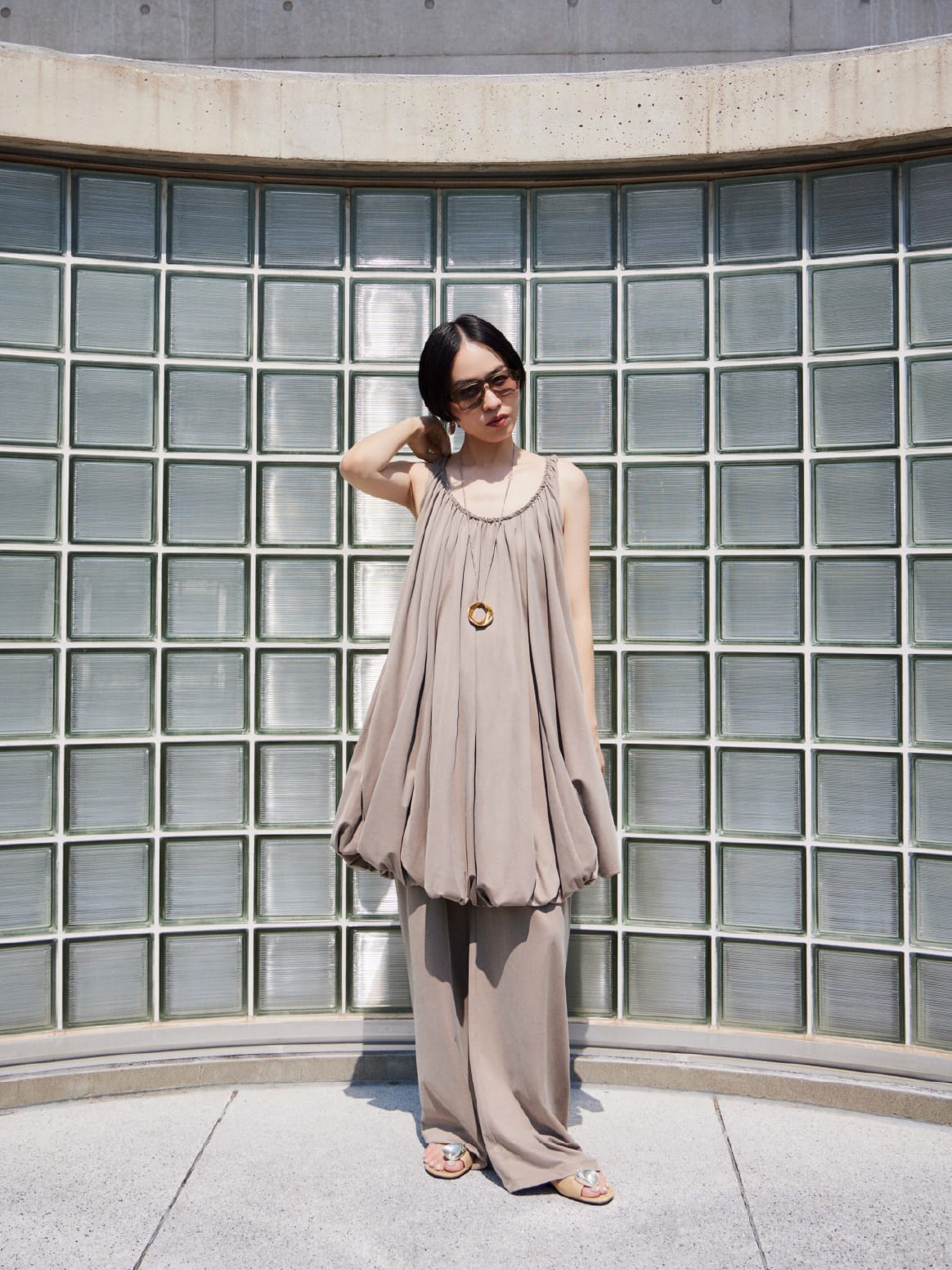 Dress Pantsを着用したモデル