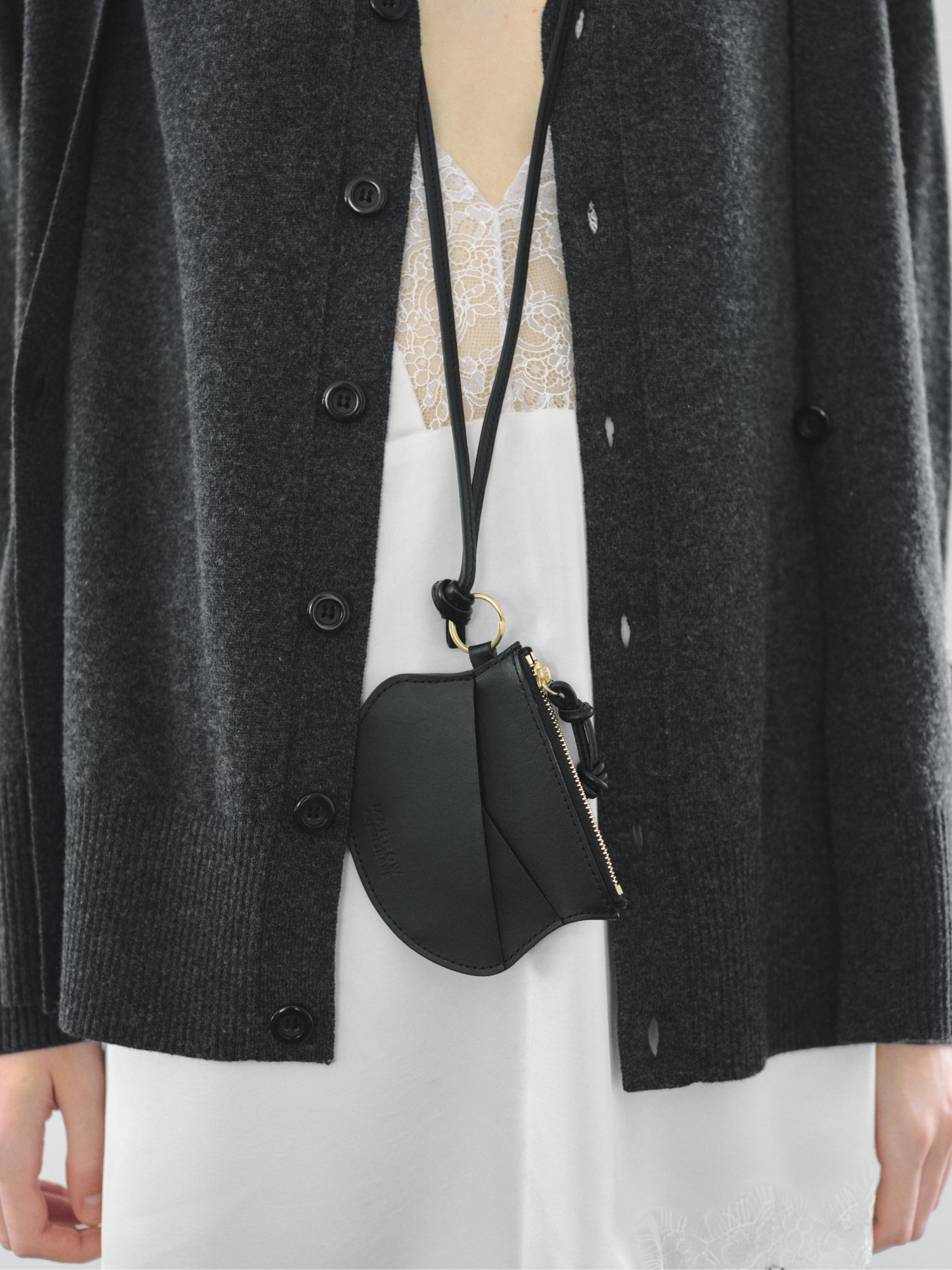 MARROW TOKKURI PURSE 着用イメージ