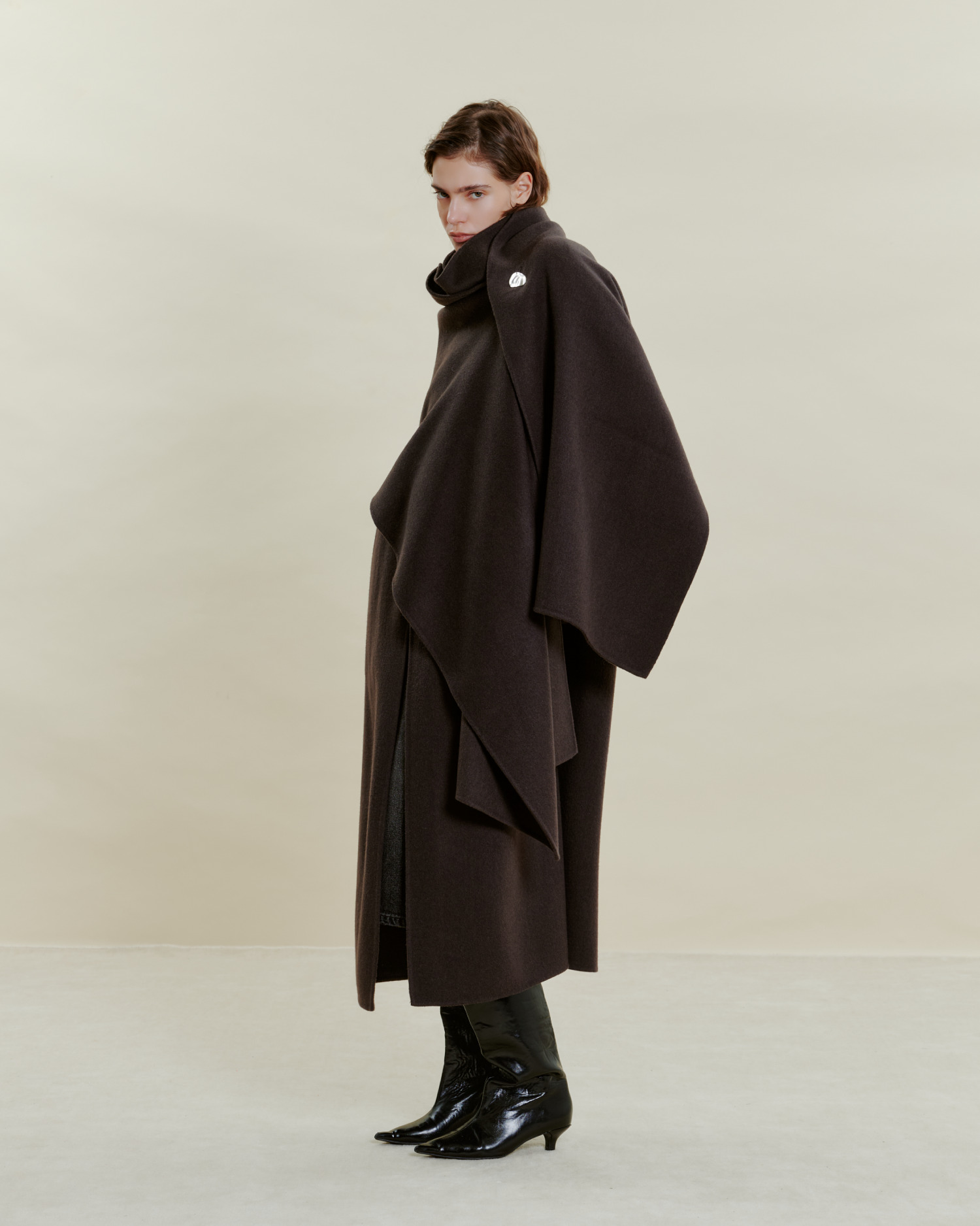 STAND COLLAR OVER COAT の着用カット 2枚目