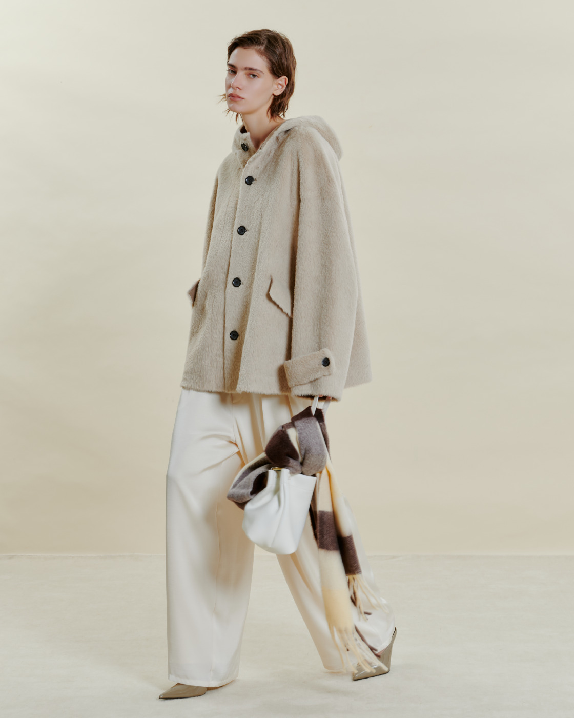 ECO FUR HOODIE COAT の着用カット 2枚目