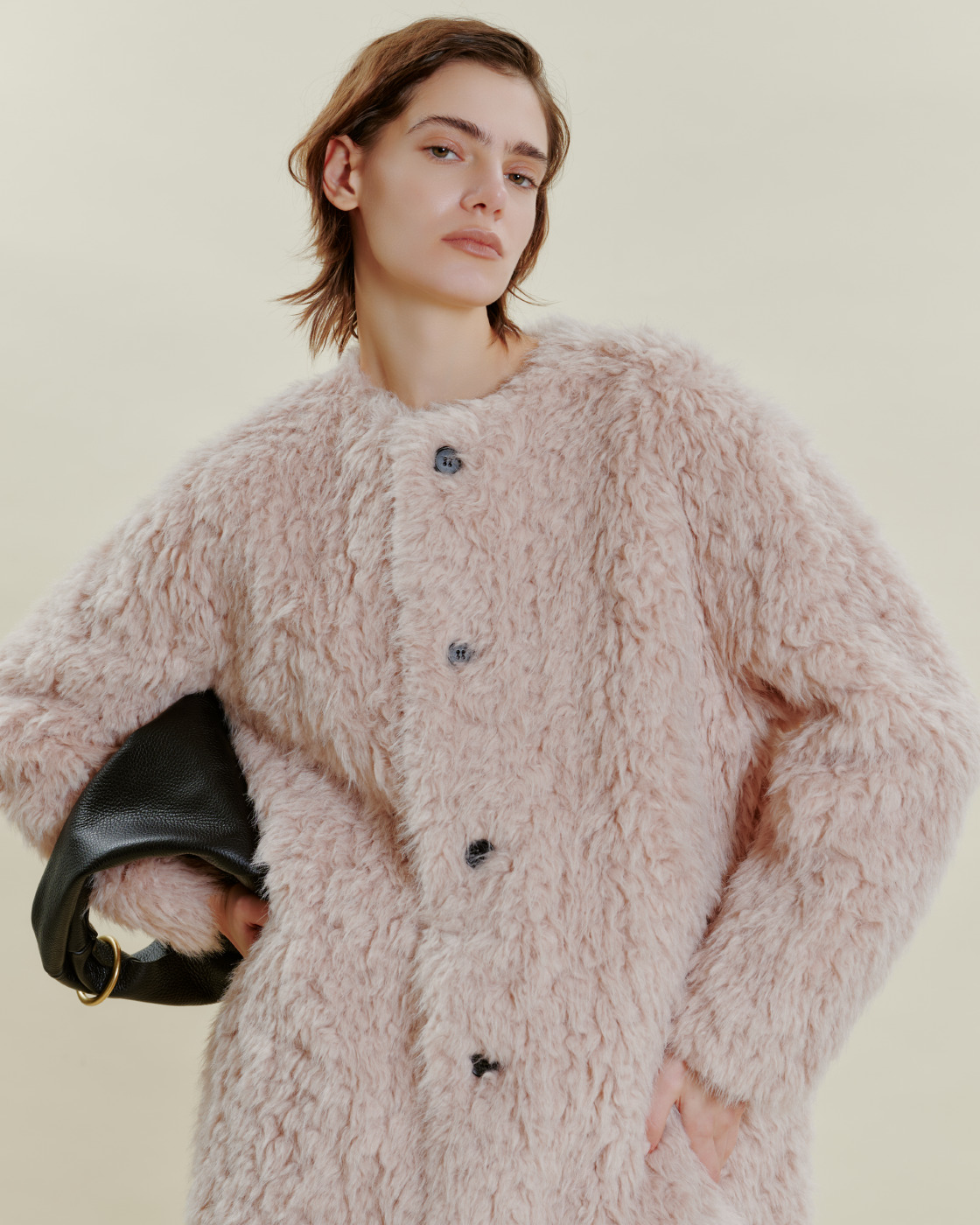 LONG FUR COAT の着用カット 2枚目