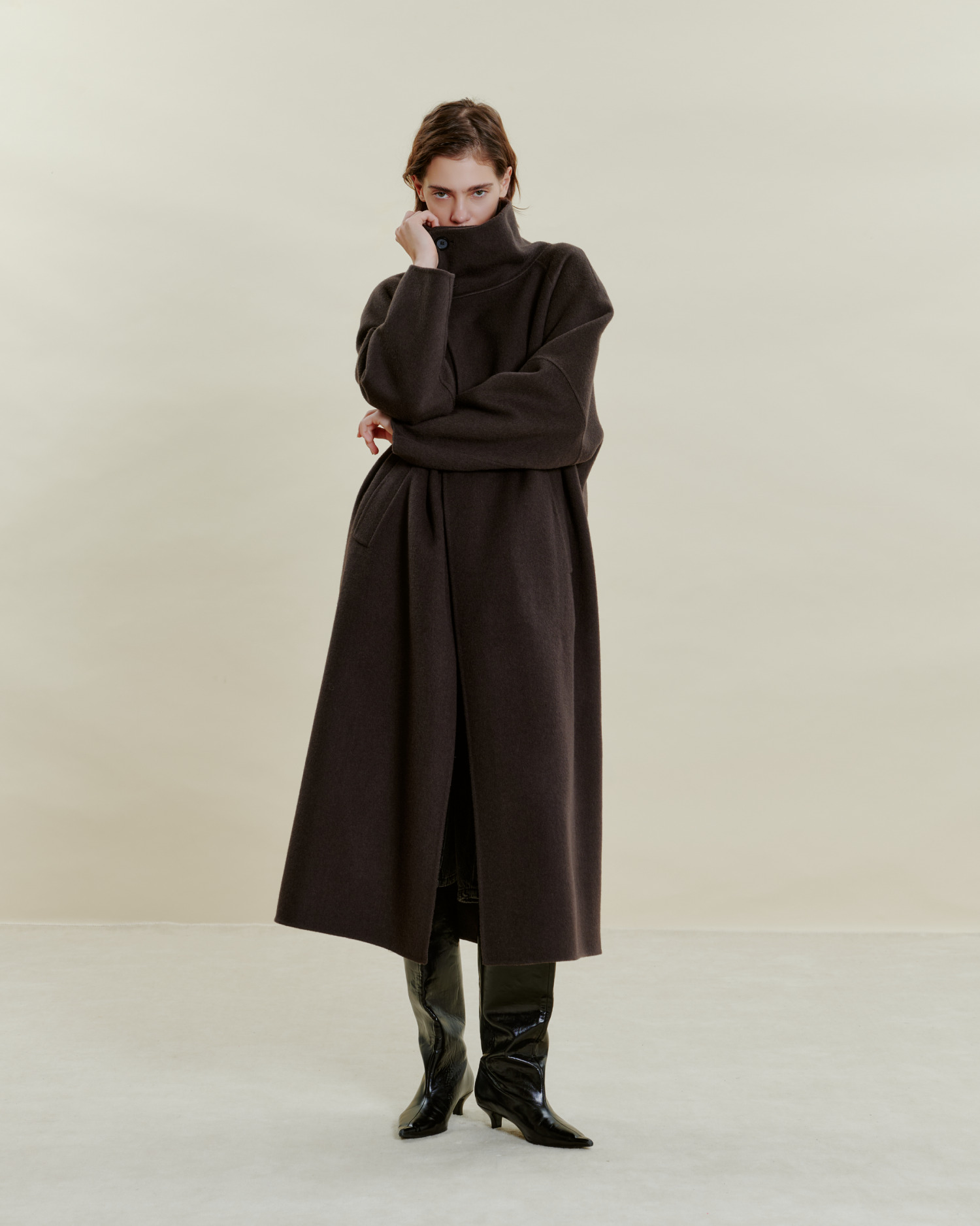 STAND COLLAR OVER COAT の着用カット 3枚目