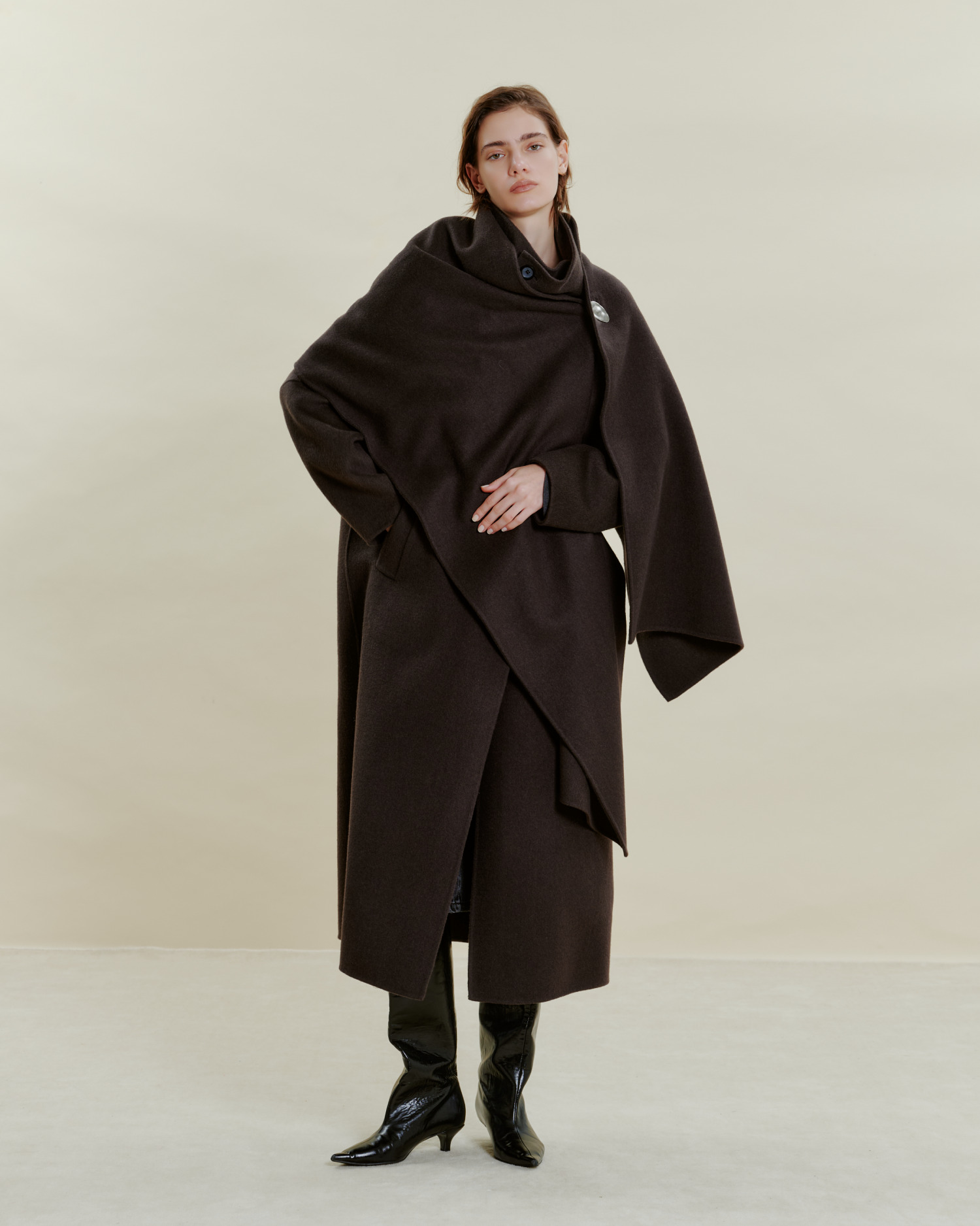 STAND COLLAR OVER COAT の着用カット 1枚目