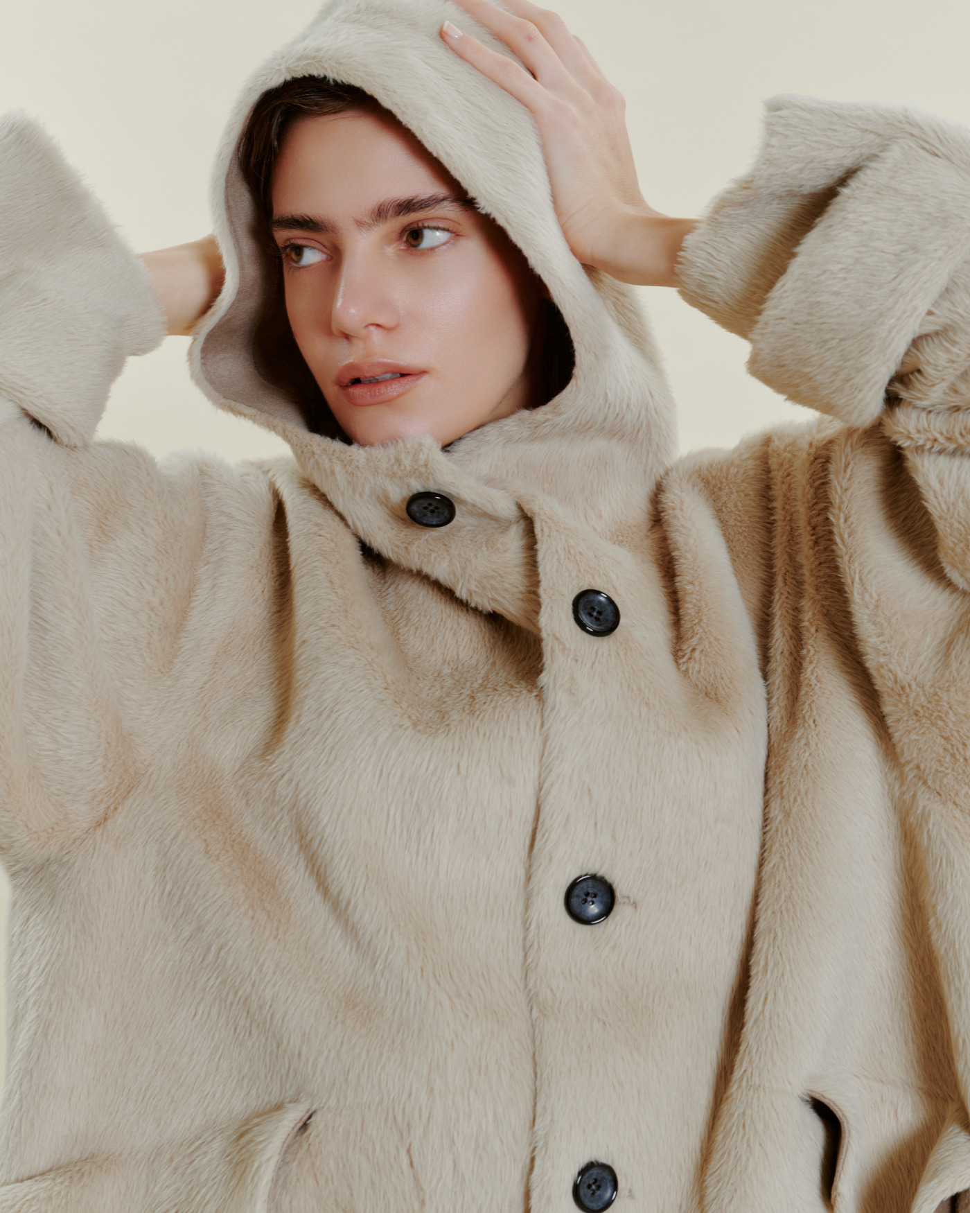 ECO FUR HOODIE COAT の着用カット 1枚目