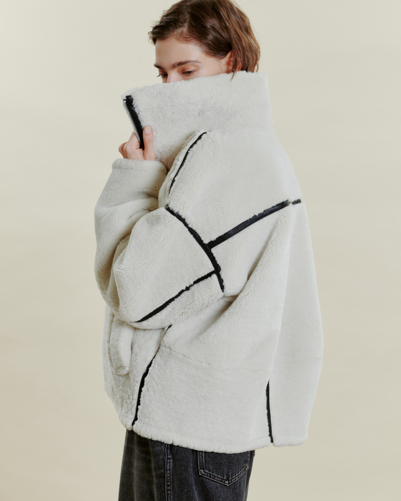 REVERSIBLE FAUX LEATHER JACKET の着用カット 1枚目
