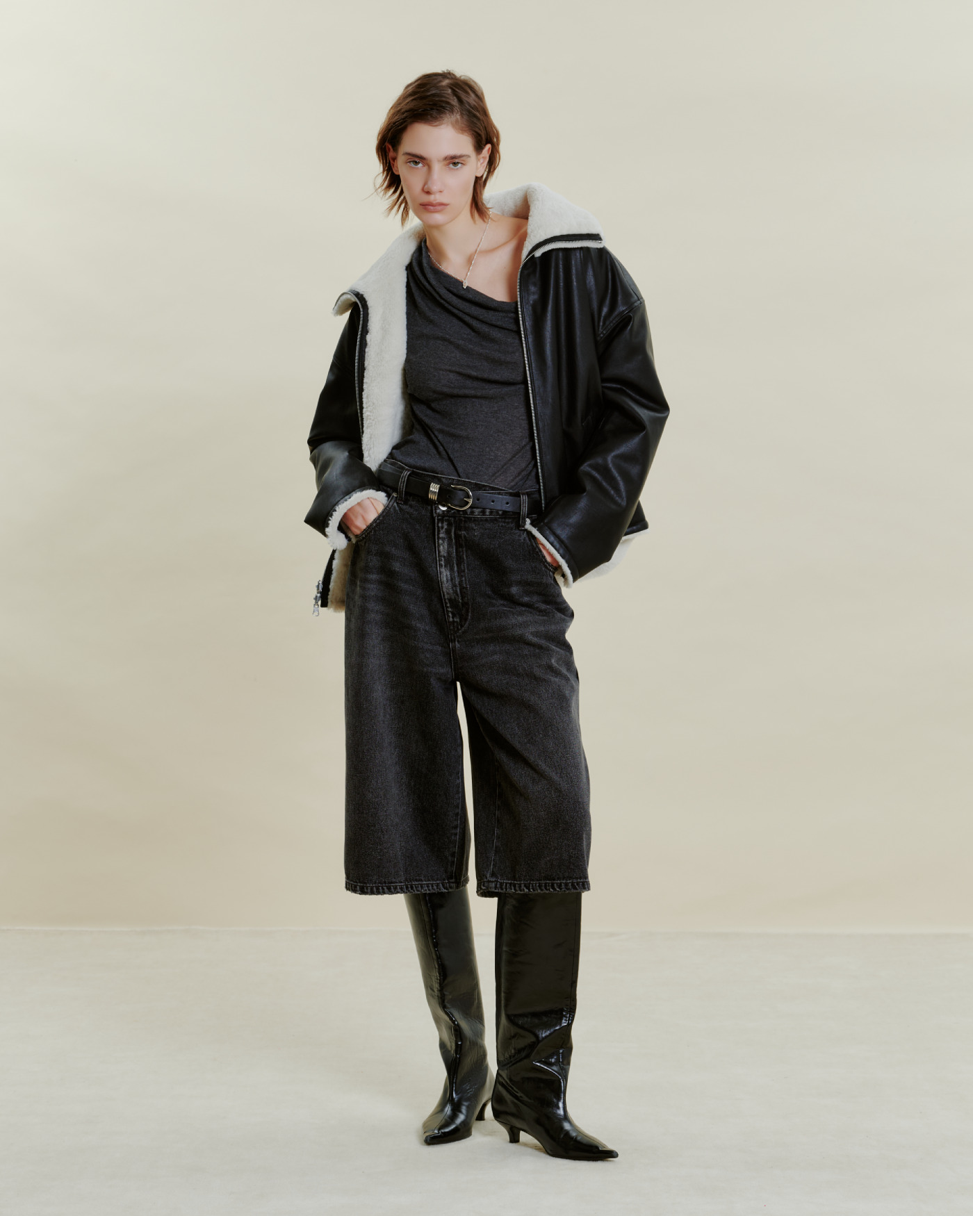 REVERSIBLE FAUX LEATHER JACKET の着用カット 3枚目
