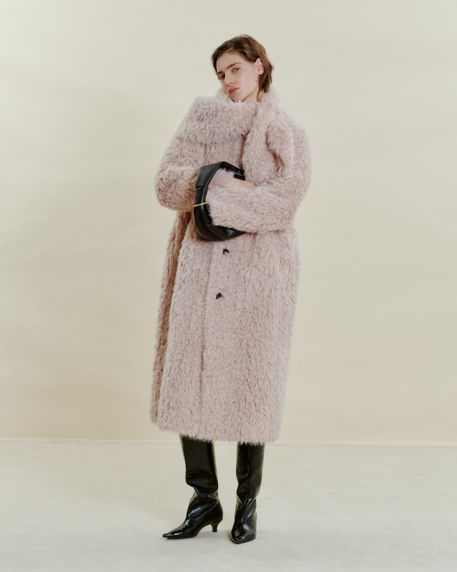 LONG FUR COAT の着用カット 1枚目