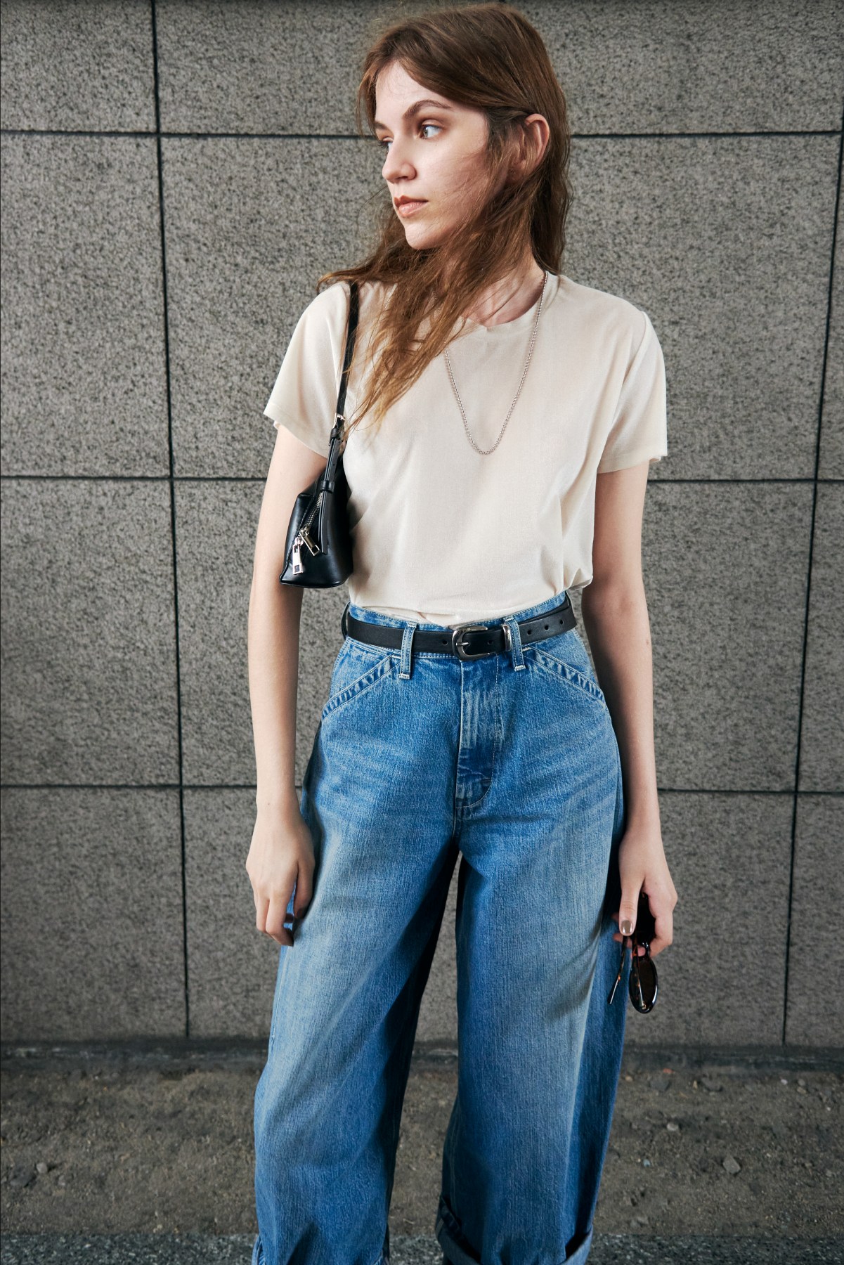 Tシャツとデニムパンツの着用カット